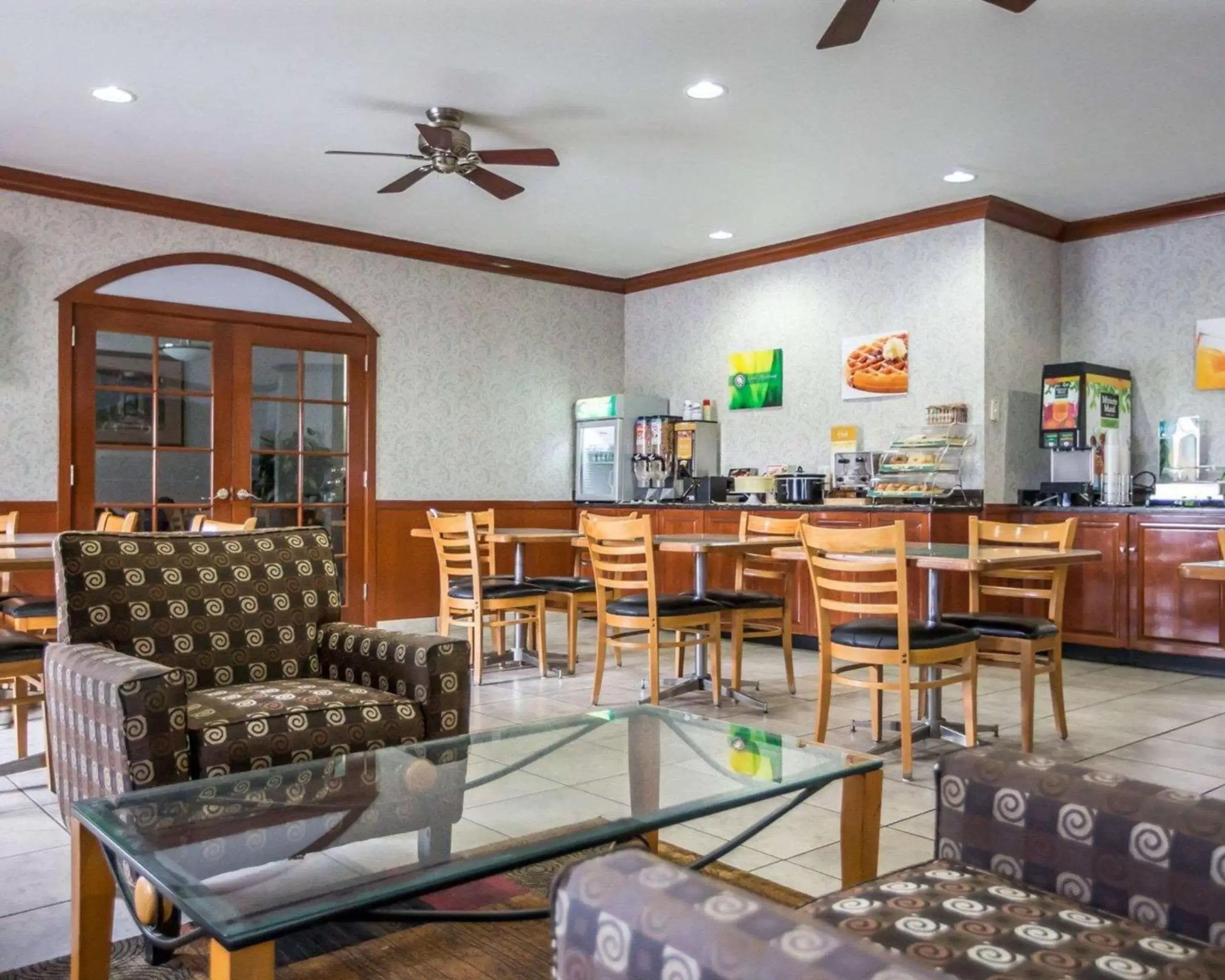 Lobby or reception, Restaurant/Places to Eat in Quality Inn Peru near Starved Rock State Park