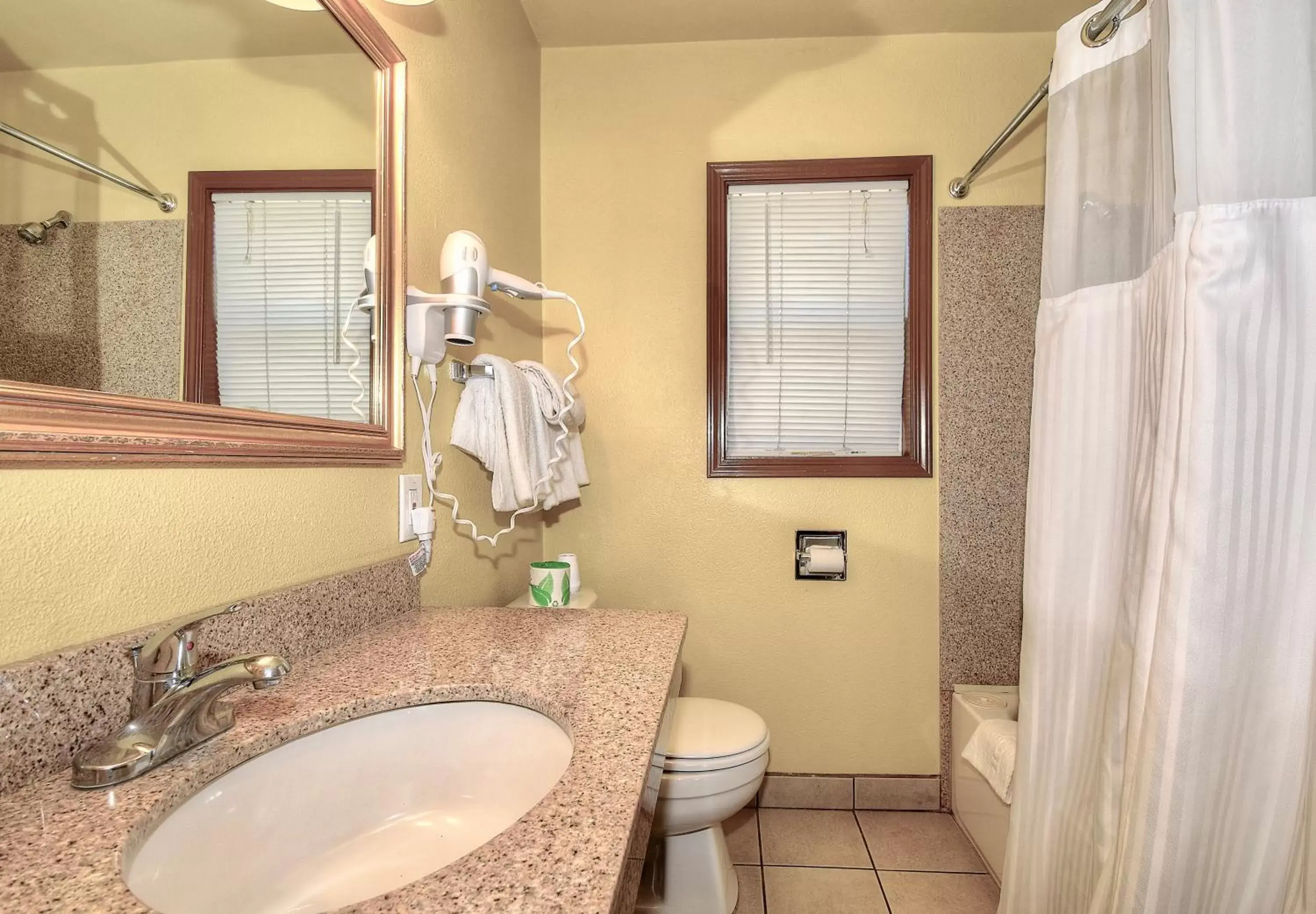 Bedroom, Bathroom in Bayside Inn