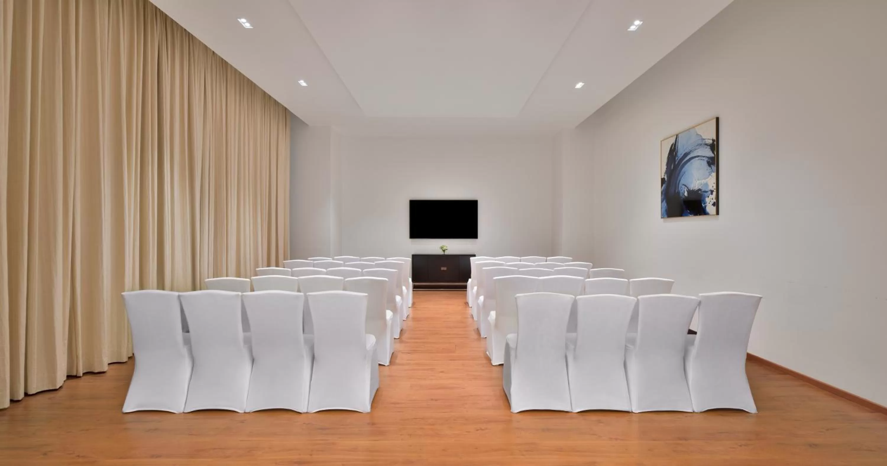 Meeting/conference room in Courtyard by Marriott Navi Mumbai