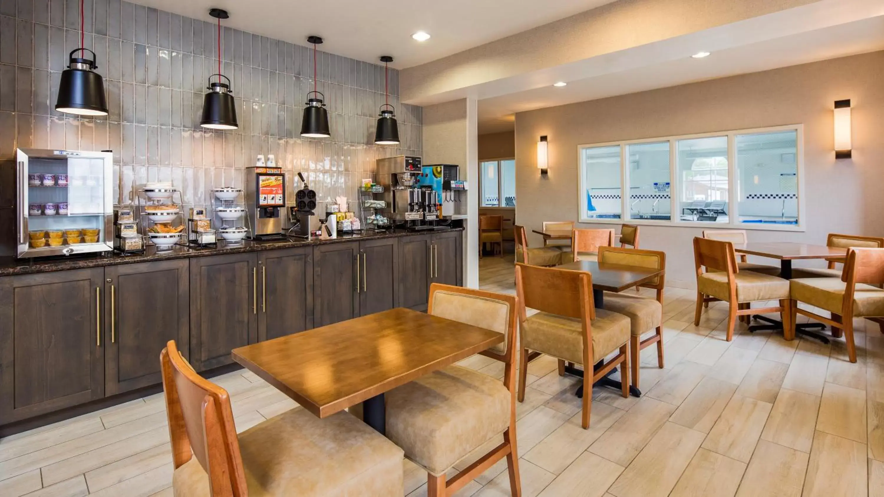 Continental breakfast, Restaurant/Places to Eat in Best Western Holiday Hills