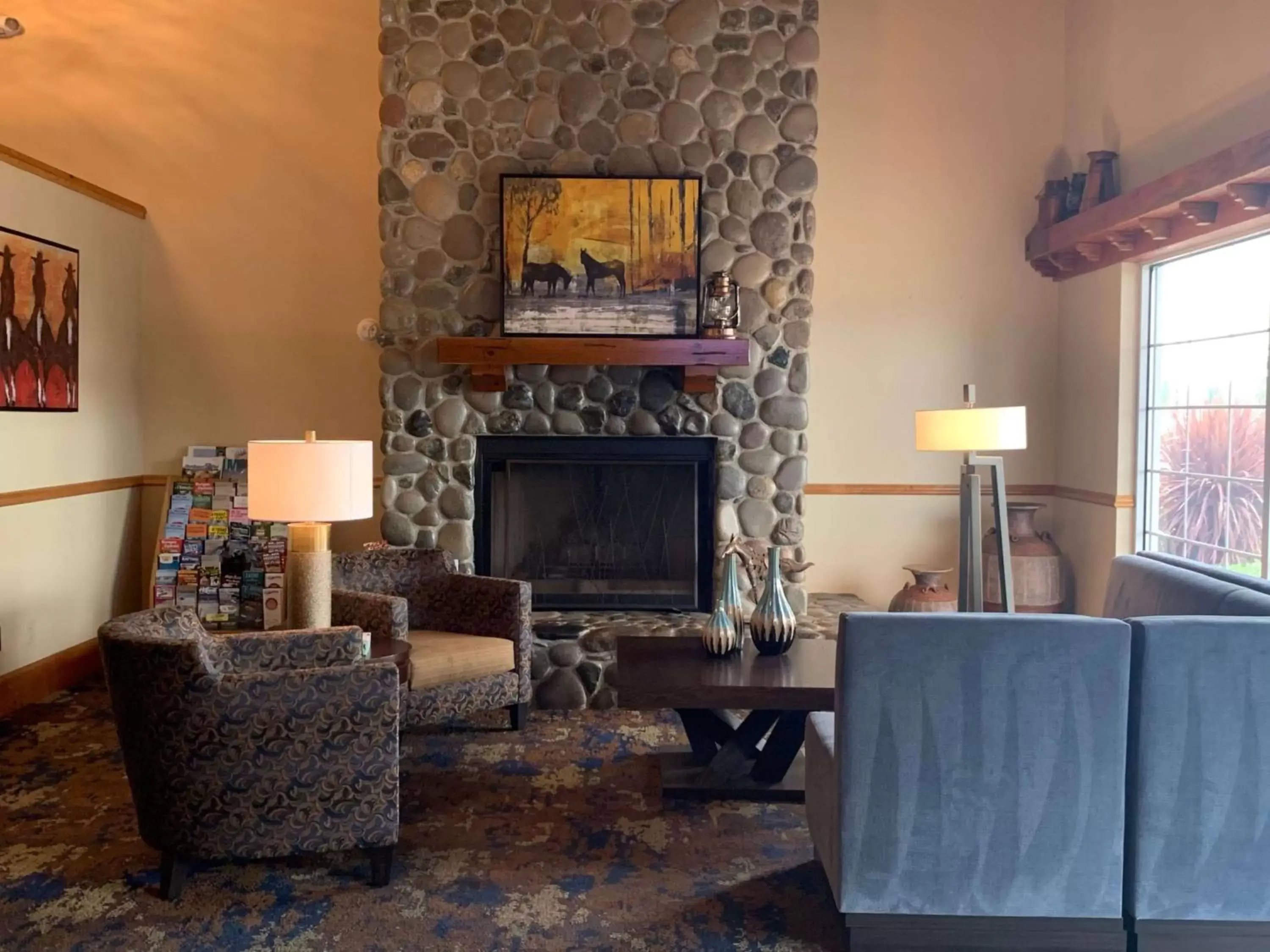 Lobby or reception, Seating Area in Best Western Woodburn Inn