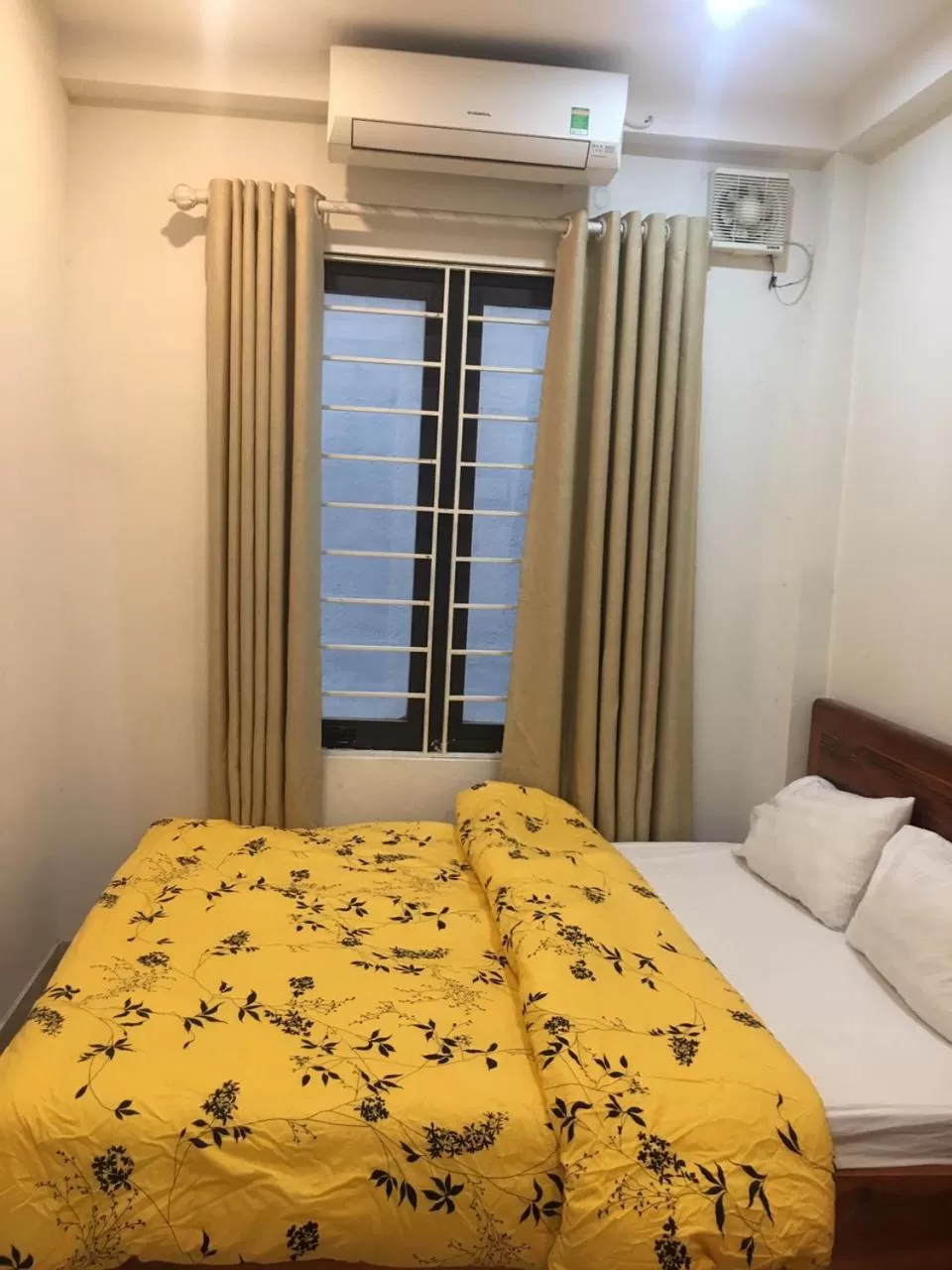 Double Room with Private Bathroom in Phòng đơn có cửa sổ thoáng mát khép kín + Thang máy