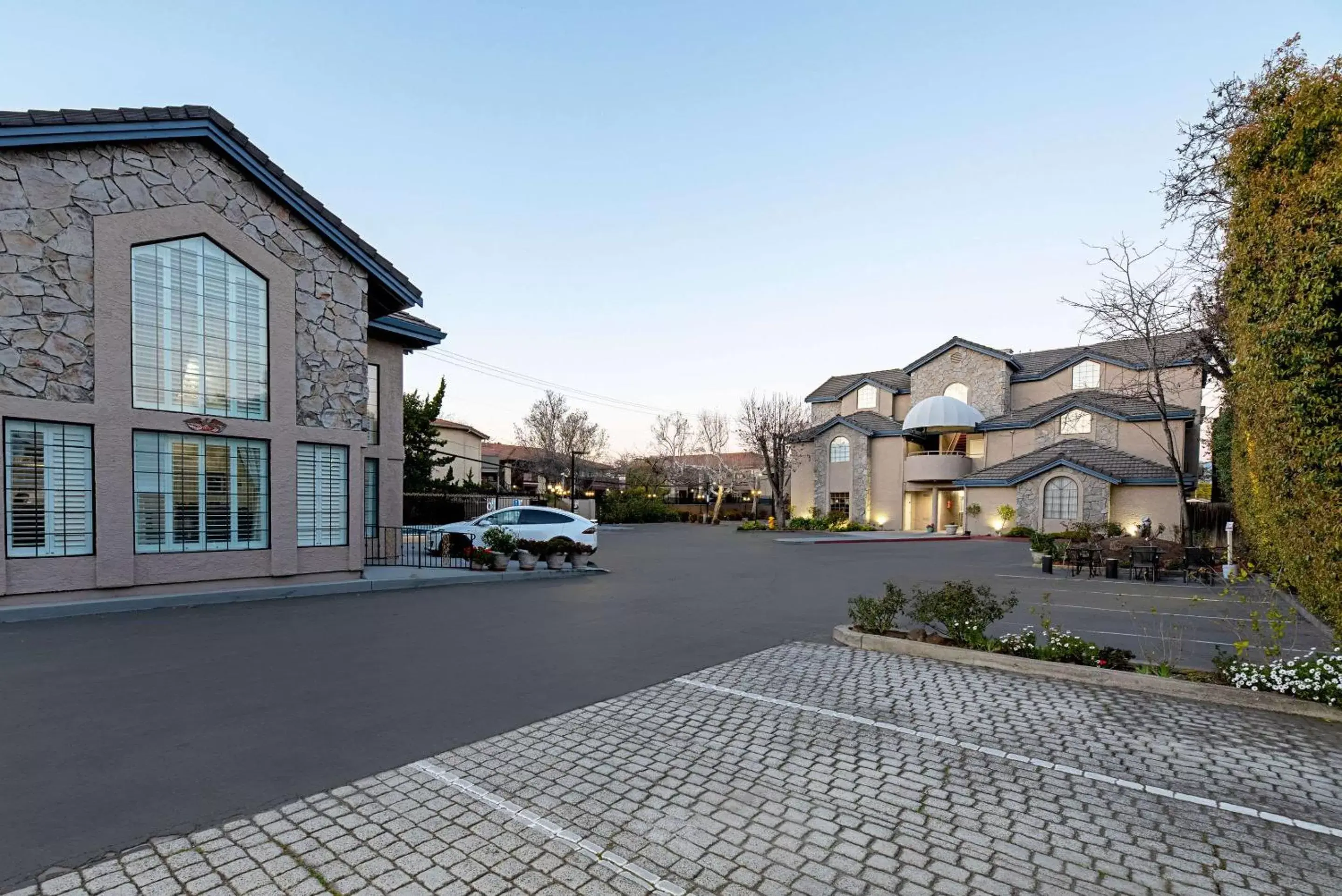 Property building in Clarion Inn Silicon Valley Property building in Clarion Inn Silicon Valley