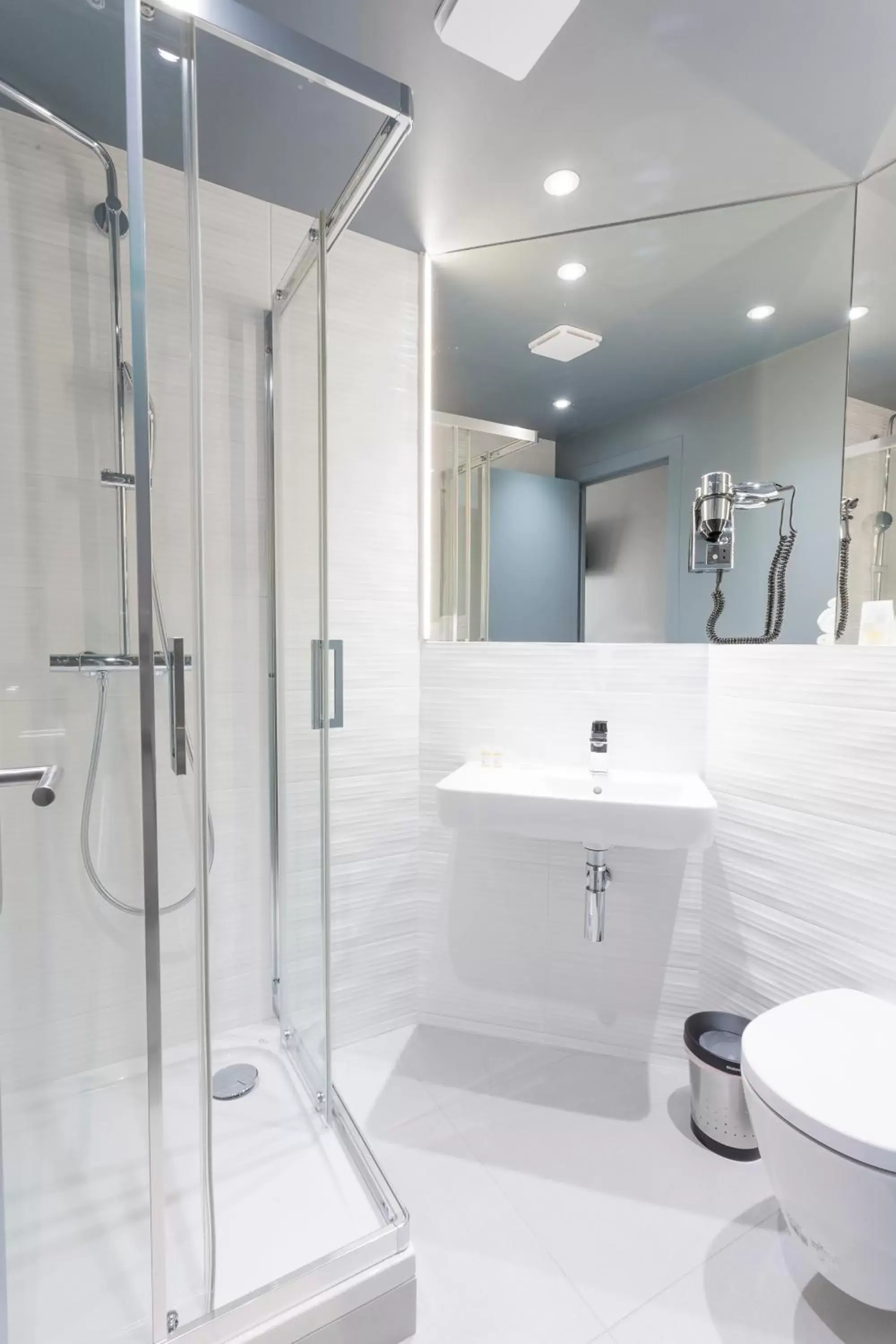 Shower, Bathroom in The Originals City, Hôtel Codalysa, Torcy (Inter-Hotel)