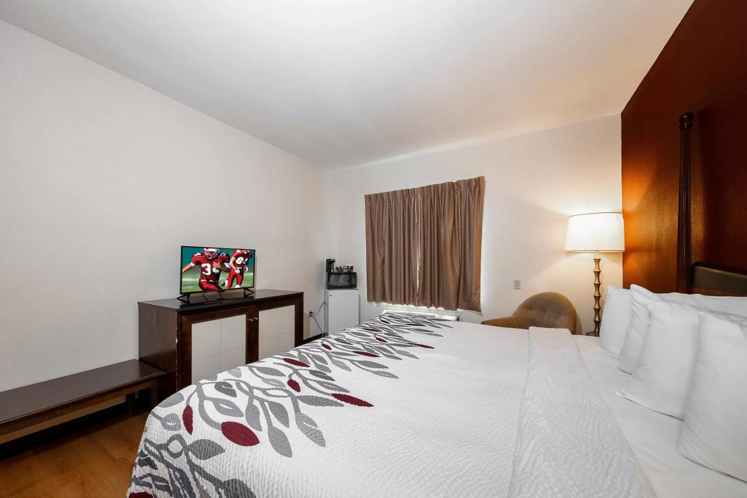 Photo of the whole room, Bed in Red Roof Inn & Suites Biloxi-Ocean Springs