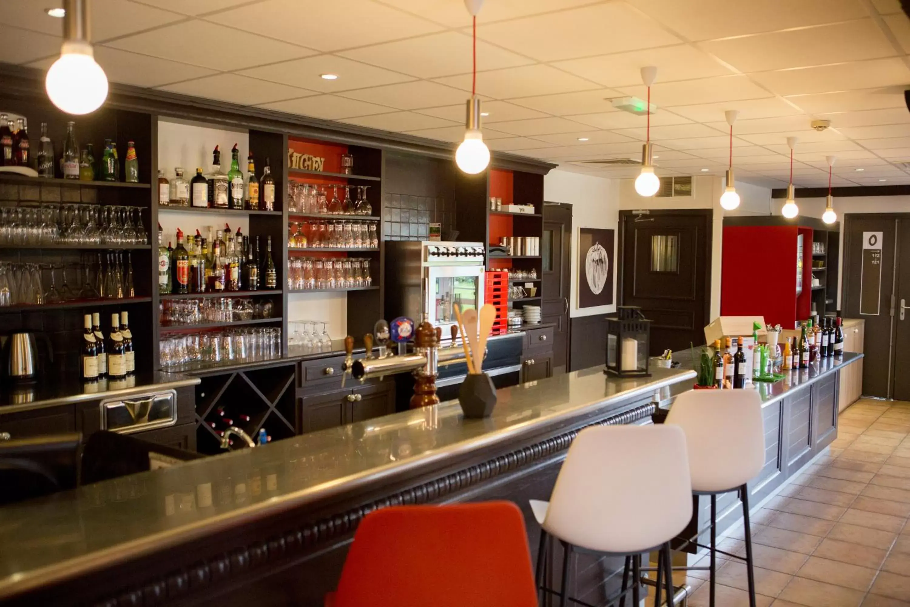 Lounge or bar in ibis Cherbourg La Glacerie Lounge or bar in ibis Cherbourg La Glacerie