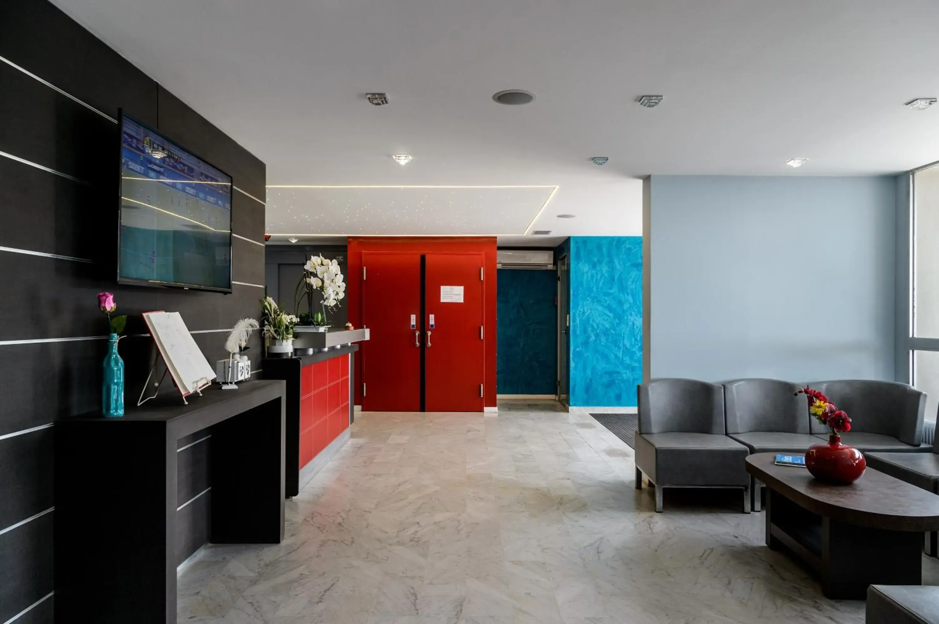 Lobby or reception, Kitchen/Kitchenette in Hôtel Saint Roch