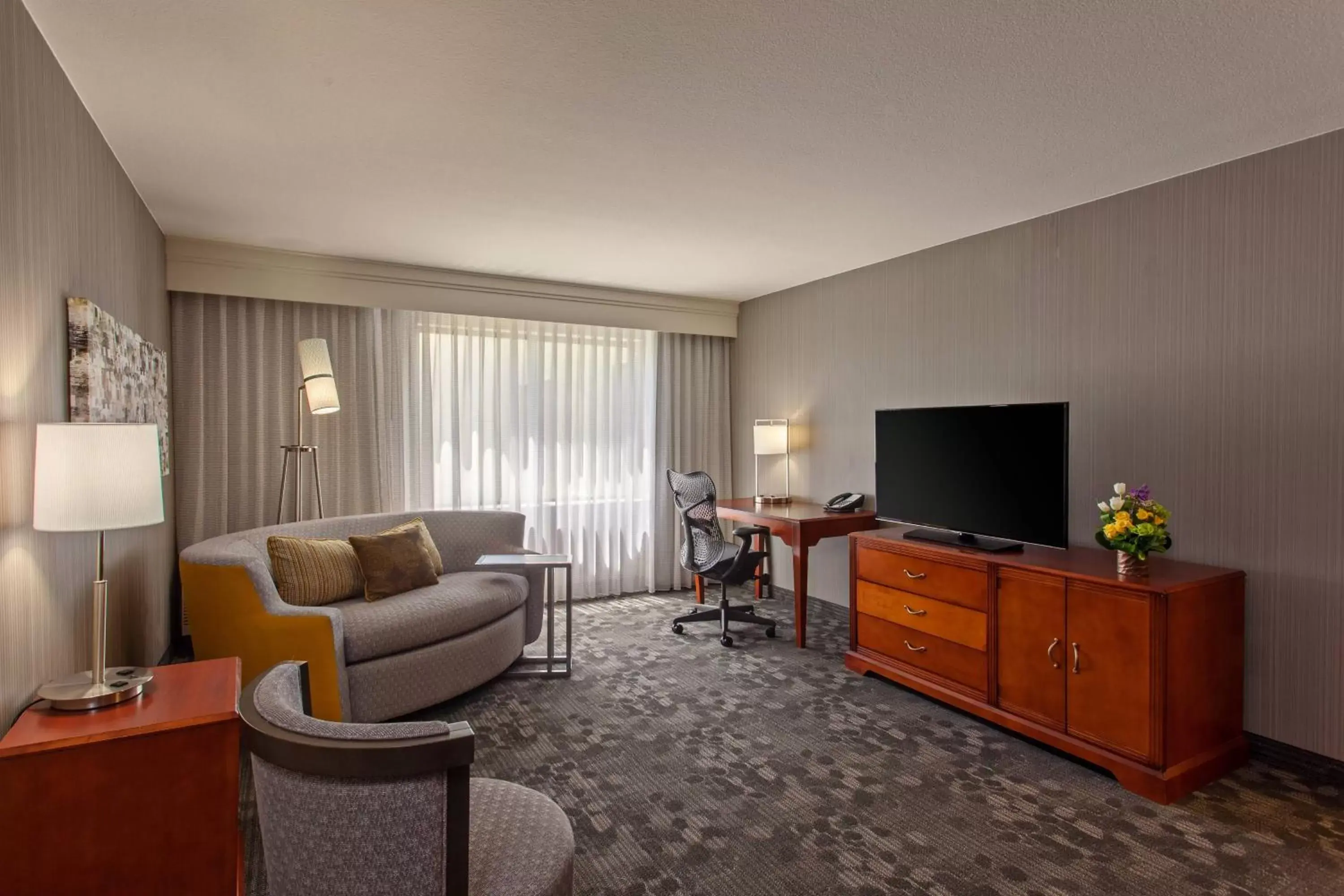 Bedroom, Seating Area in Courtyard San Diego Central