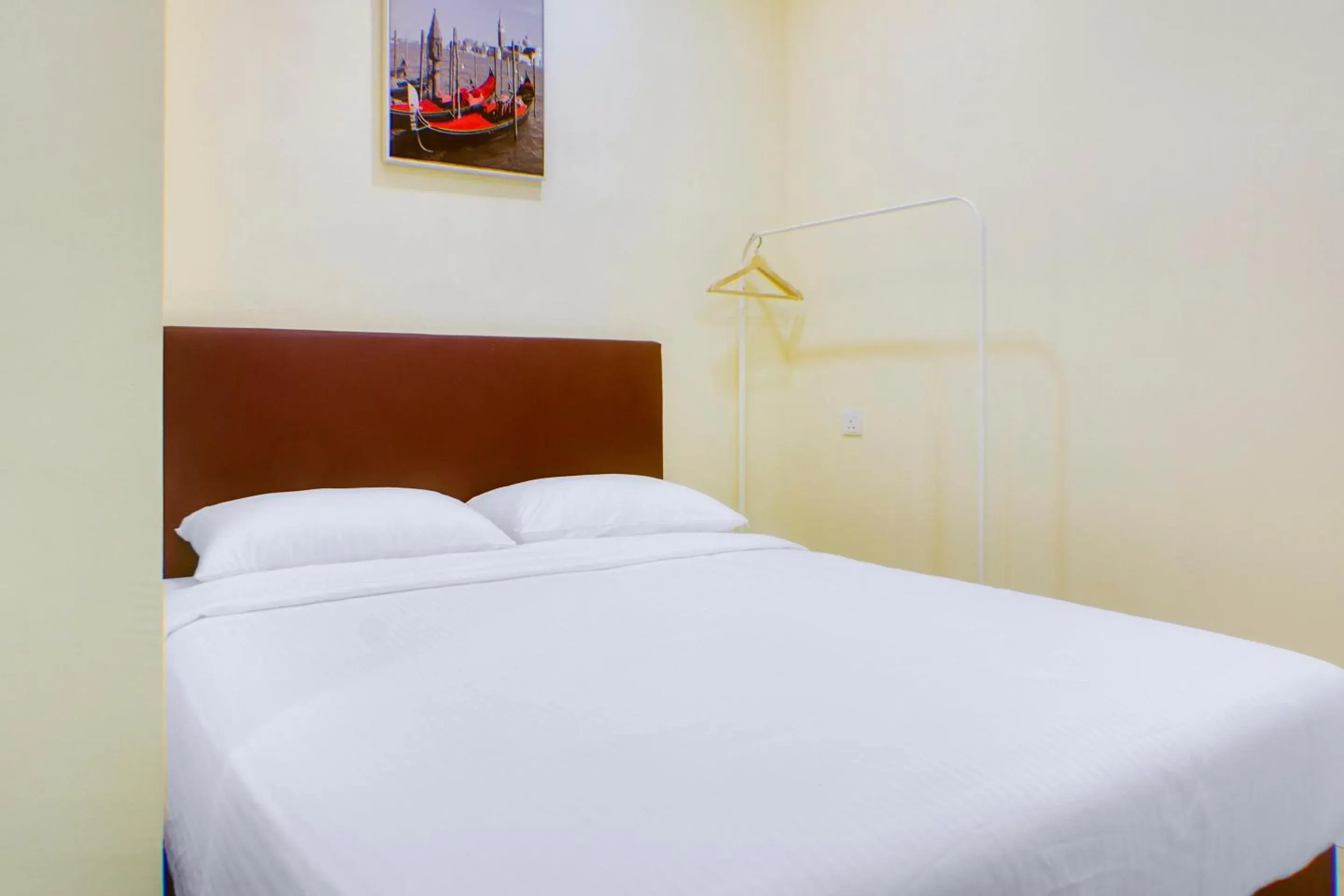 Bedroom, Bed in OYO 90090 Roselyn Inn 2