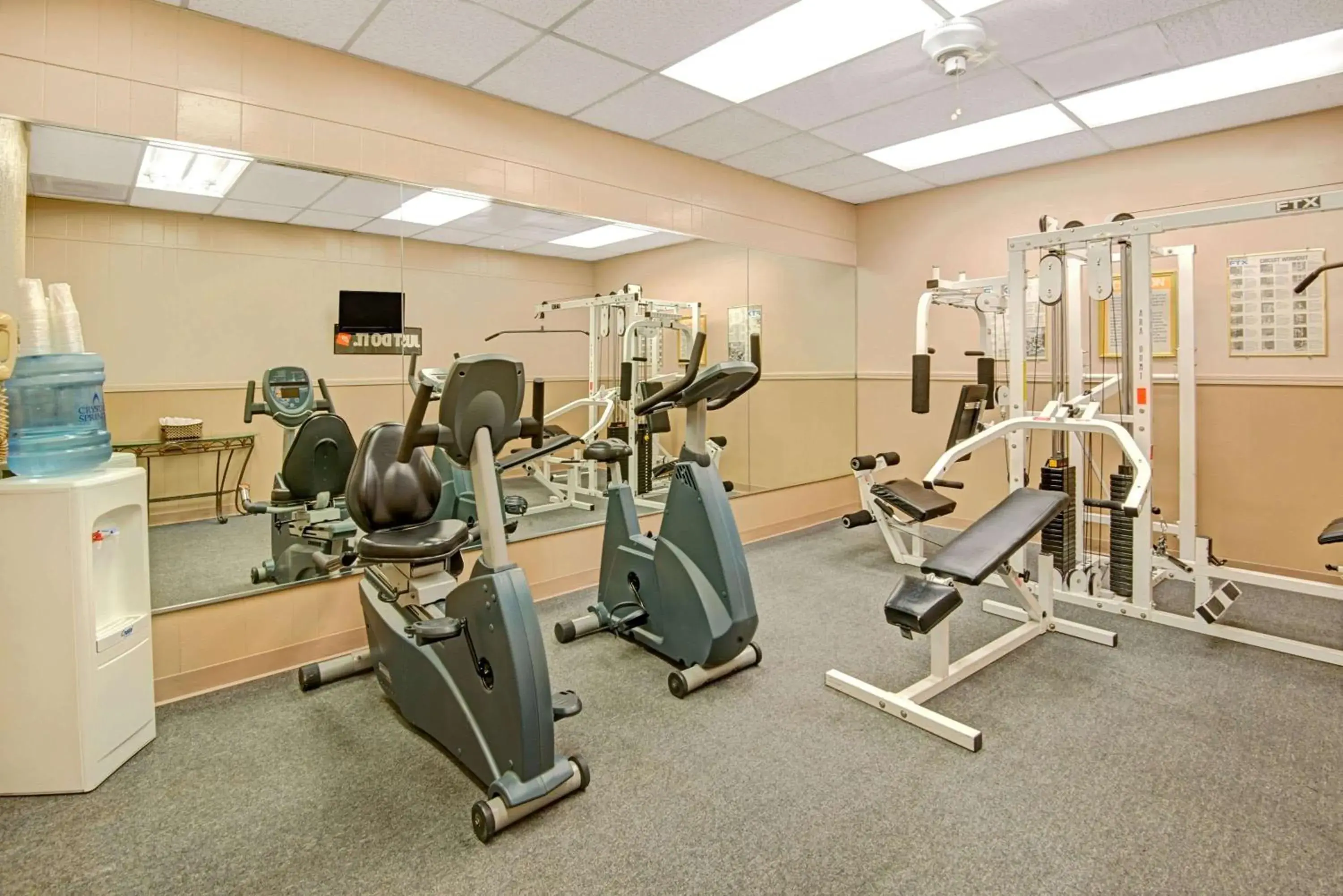 Fitness centre/facilities, Fitness Center/Facilities in Howard Johnson by Wyndham Albuquerque Midtown