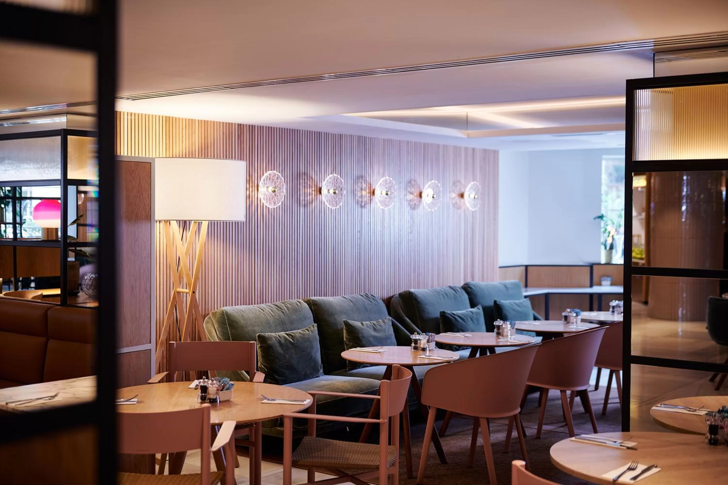 Restaurant/places to eat in Melia White House Hotel