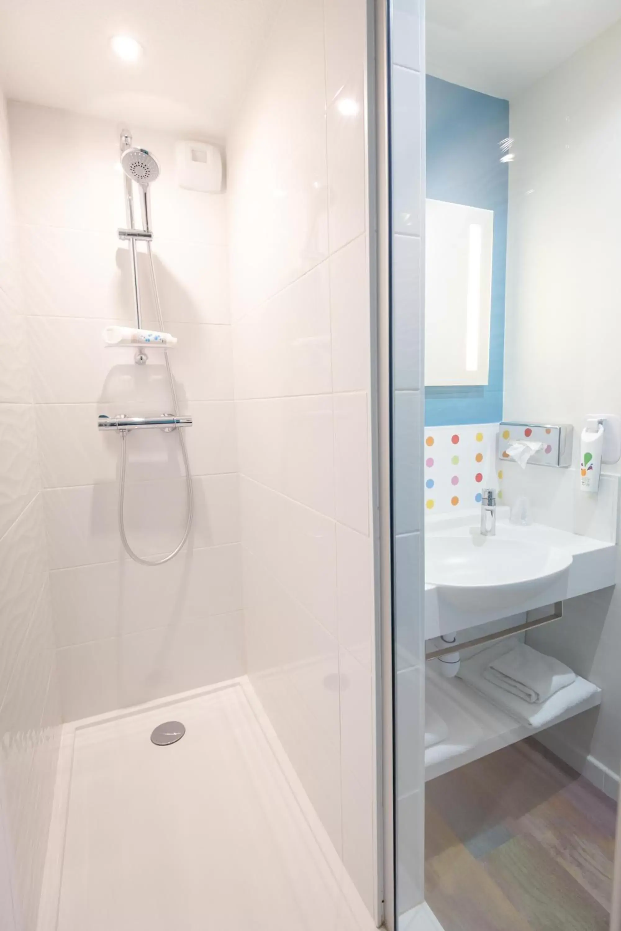 Shower, Bathroom in ibis Styles Fréjus St Raphael