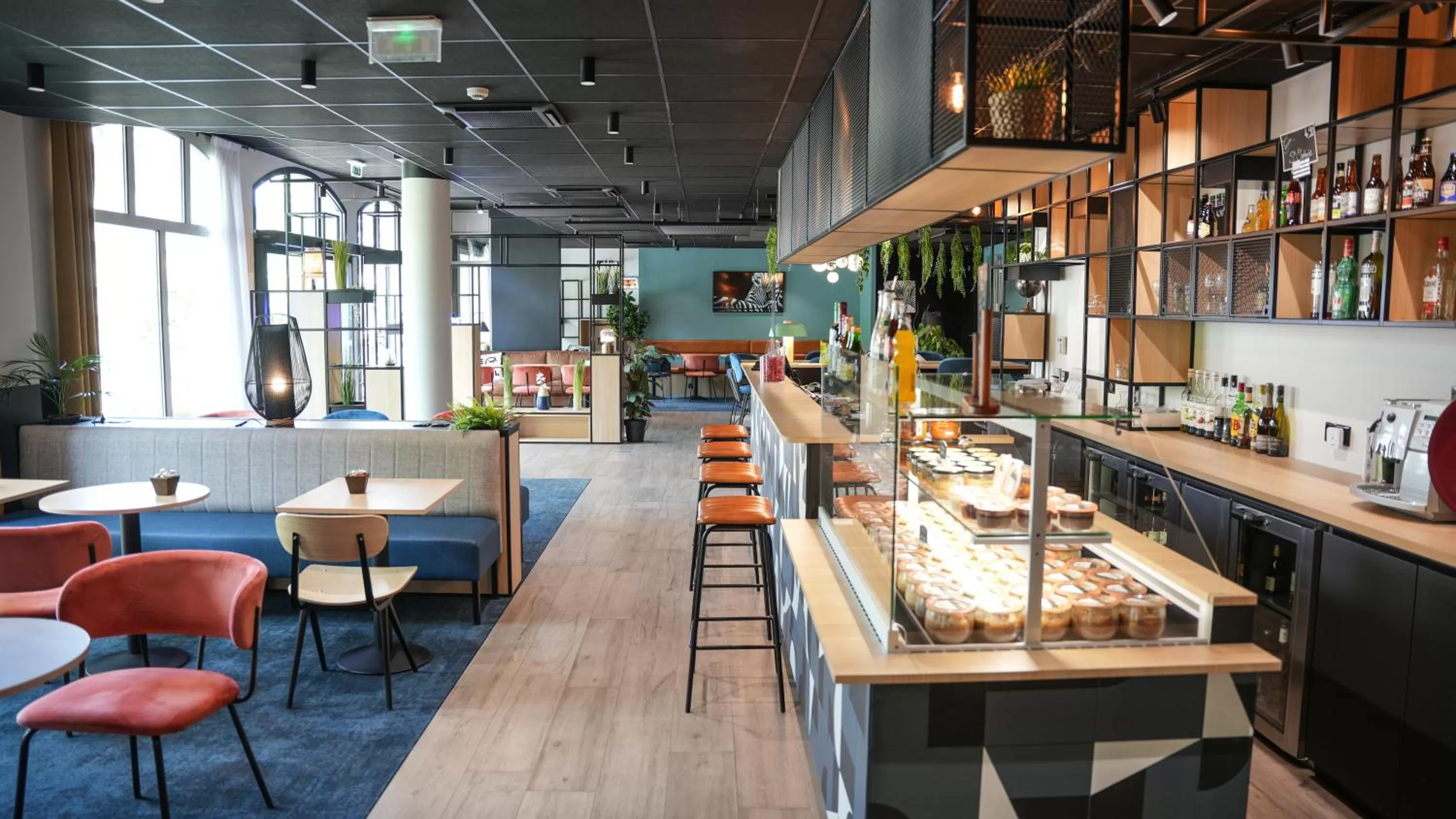 Lounge or bar in Ibis Vitré Centre