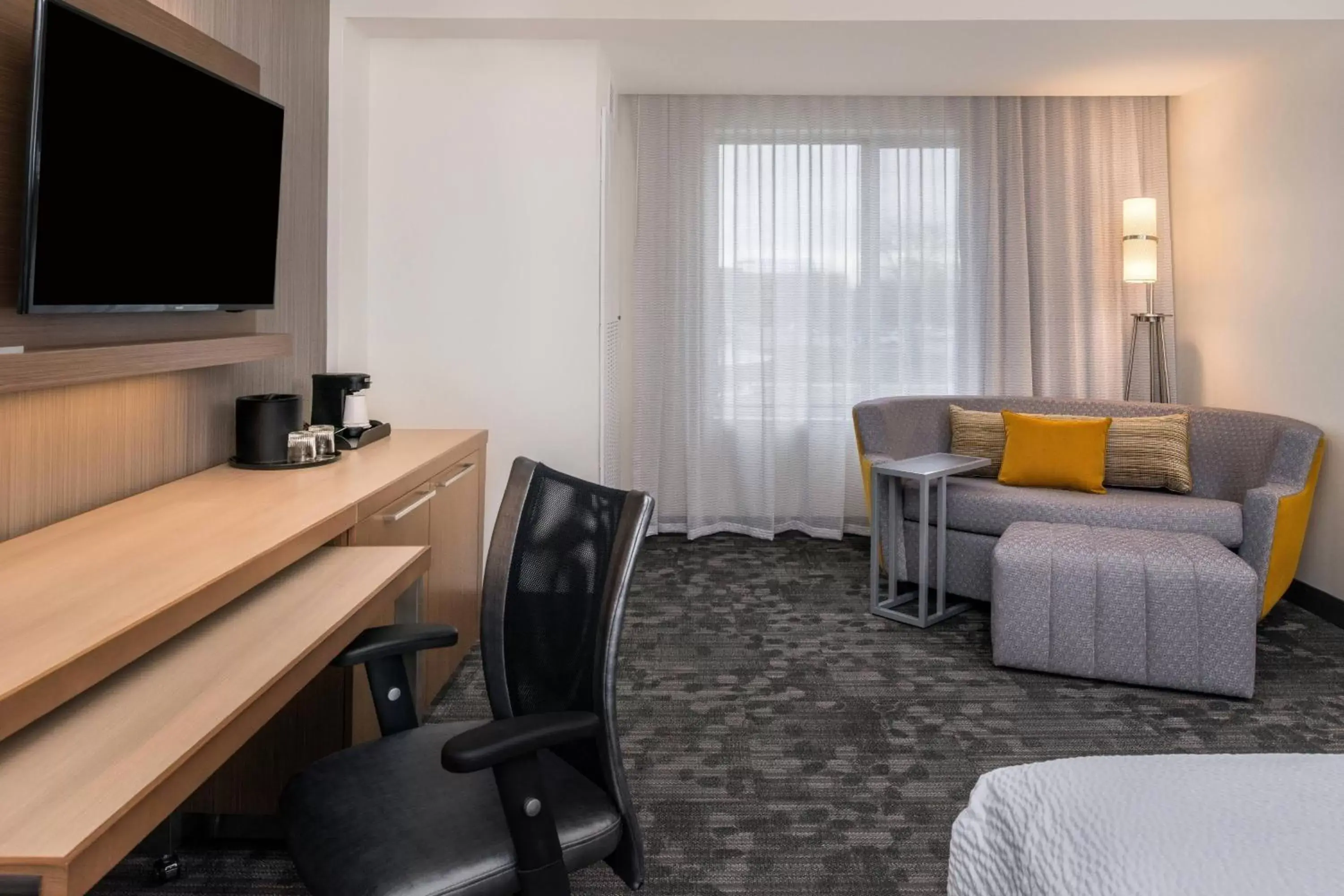 Photo of the whole room, TV/Entertainment Center in Courtyard by Marriott Detroit Farmington