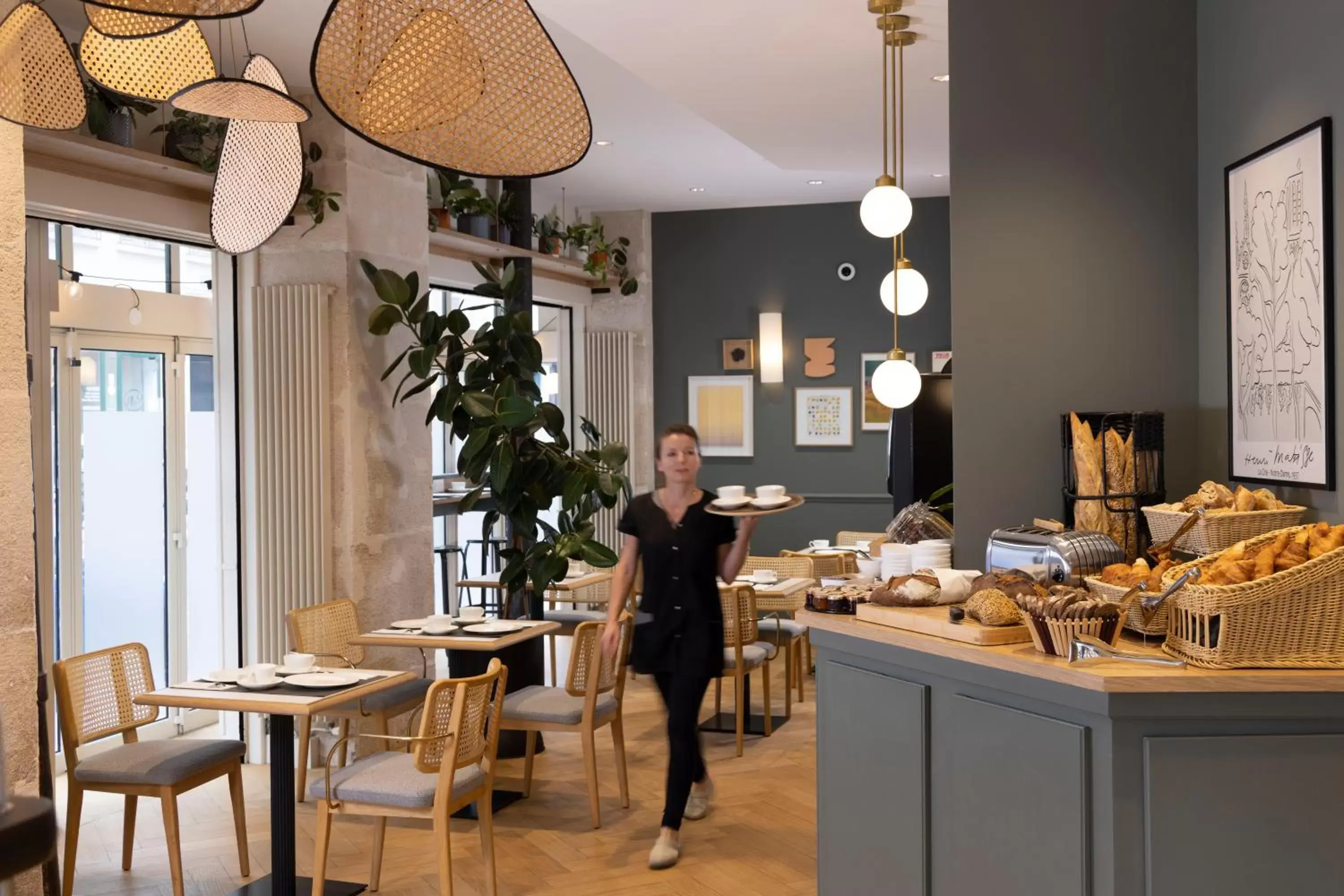 Staff, Restaurant/Places to Eat in Hotel Abbatial Saint Germain