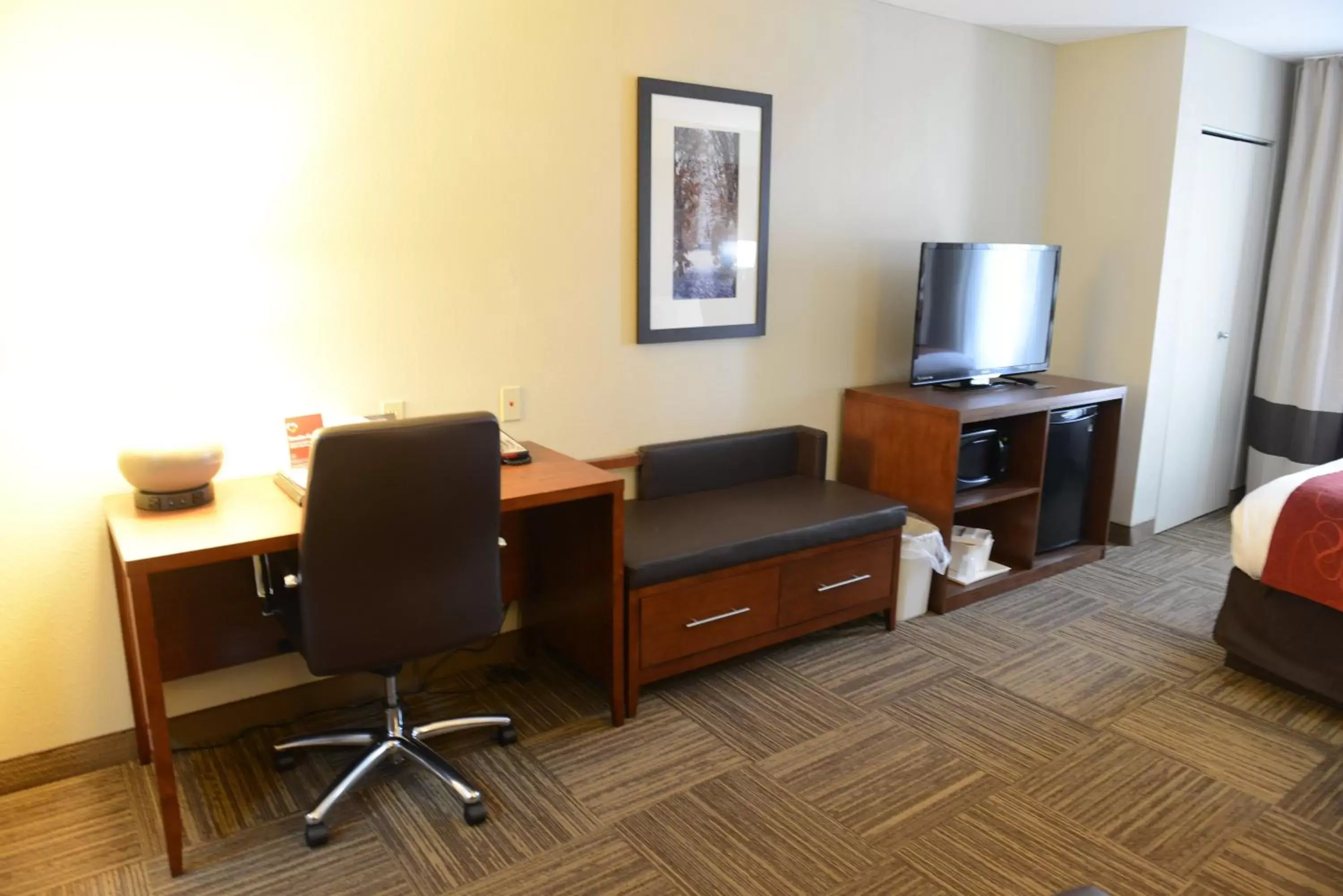 Seating area, TV/Entertainment Center in Comfort Suites Urbana Champaign, University Area