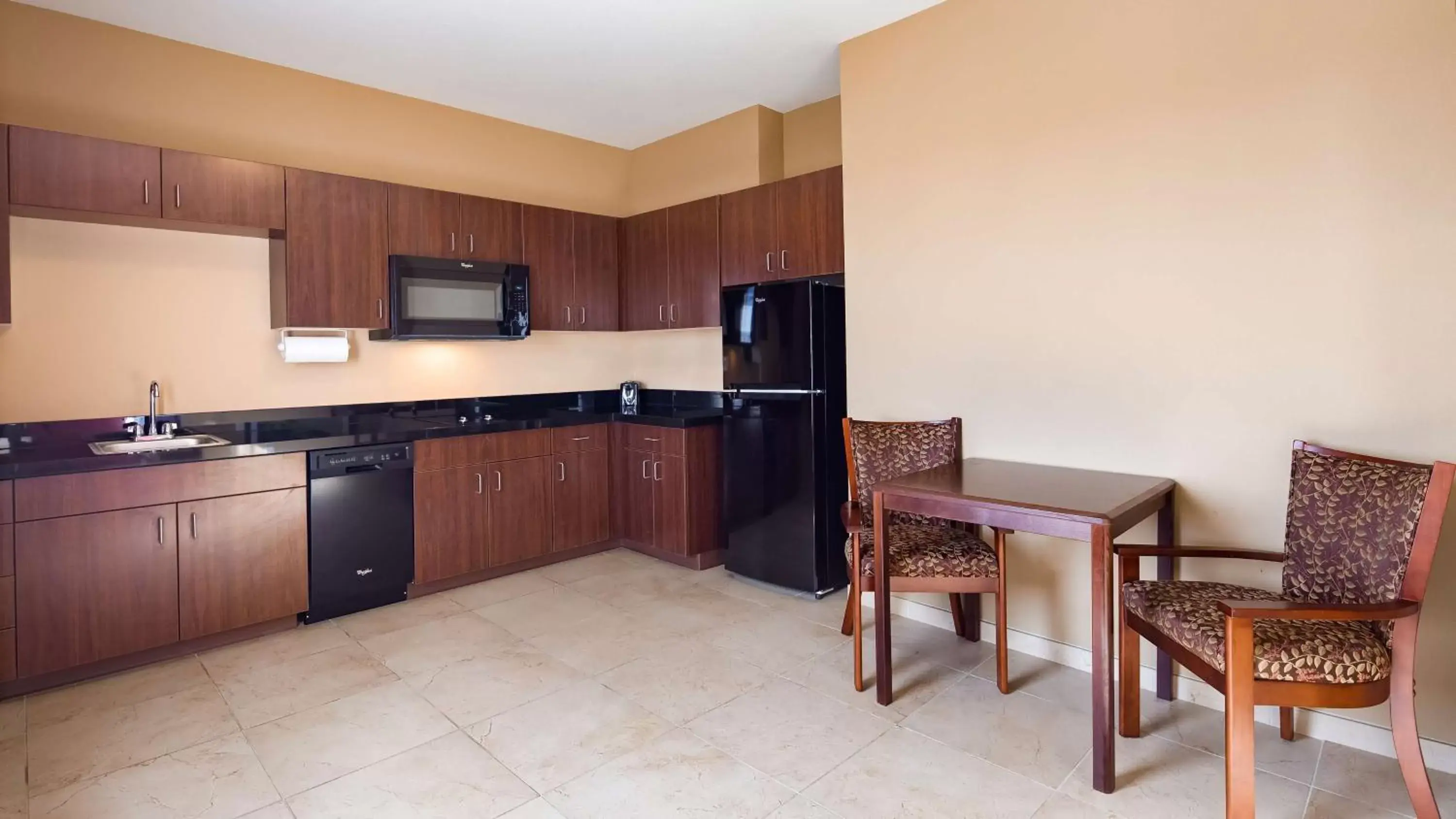 Photo of the whole room, Kitchen/Kitchenette in Best Western Plus Hudson Hotel & Suites