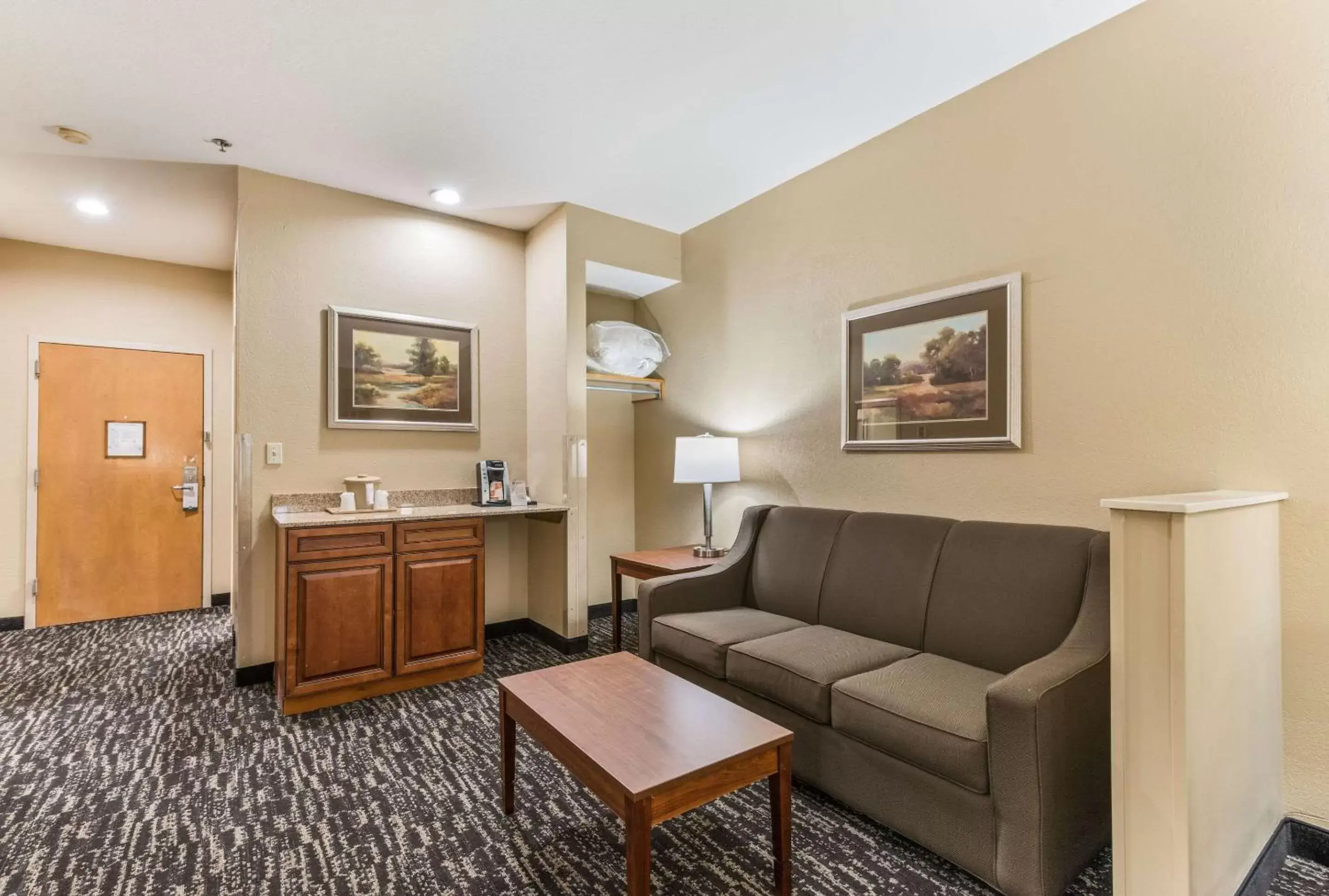 Photo of the whole room, Seating Area in Quality Inn & Suites Hendersonville - Flat Rock