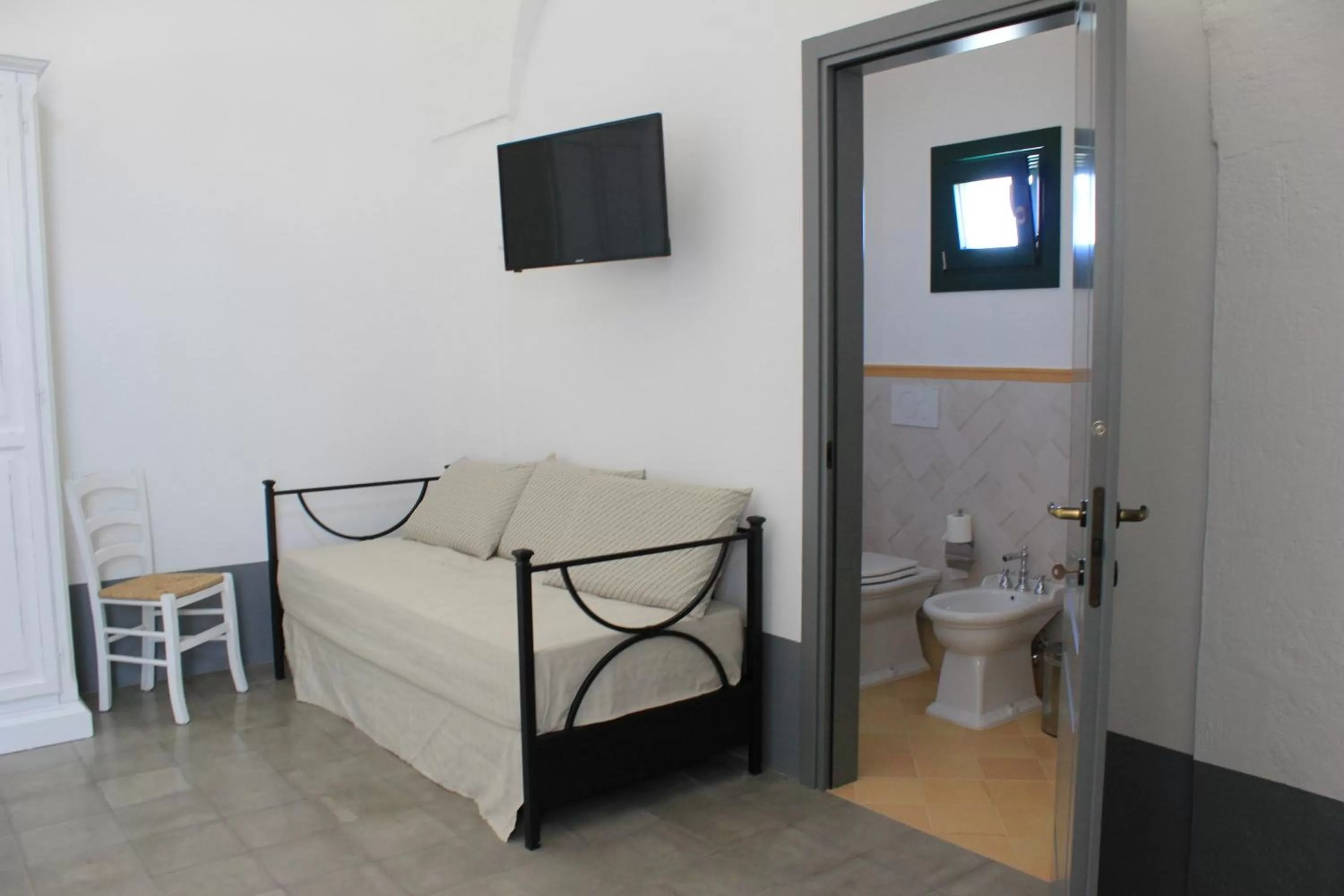 Bathroom, Bed in Tenuta Orsanese