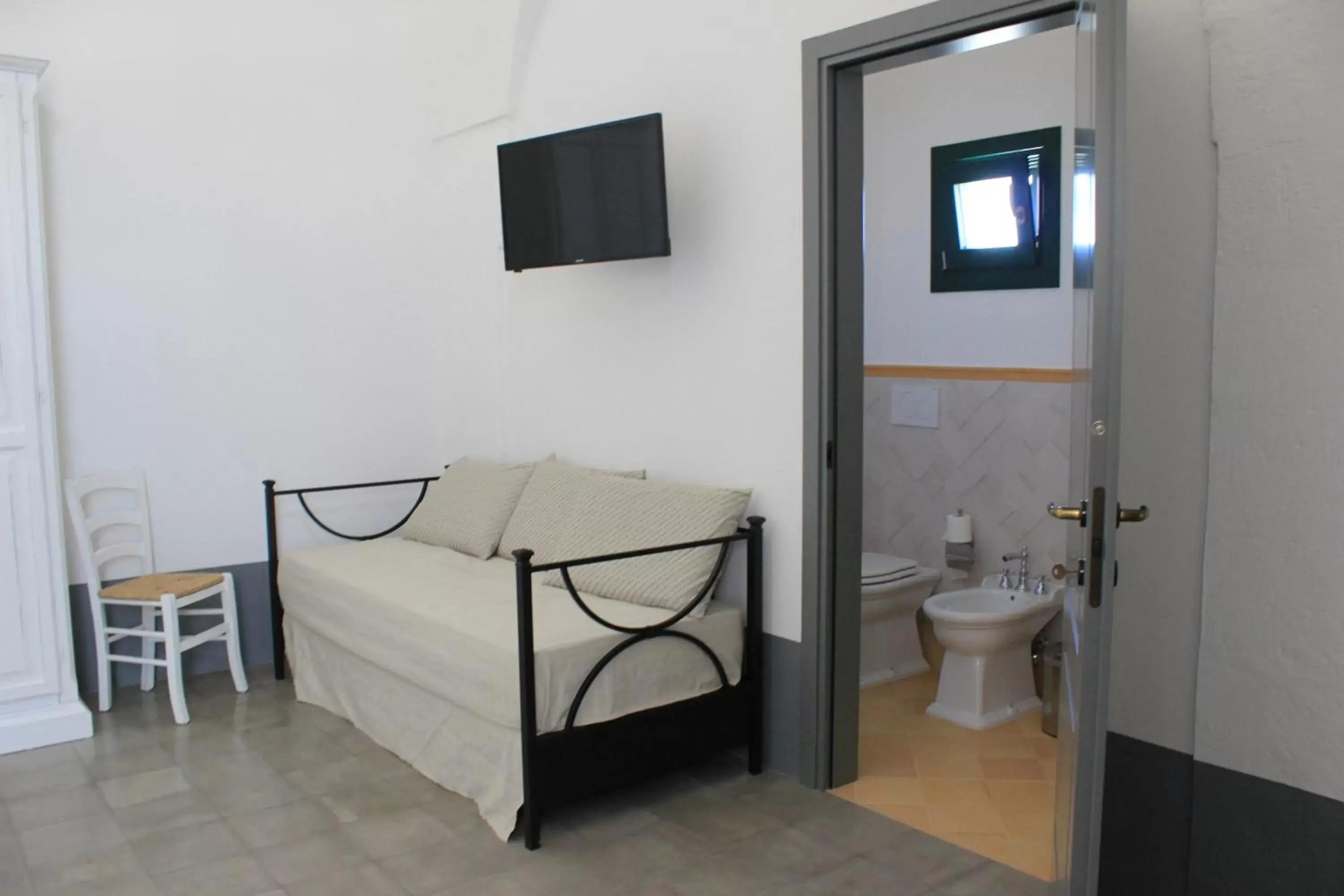 Bathroom, TV/Entertainment Center in Tenuta Orsanese