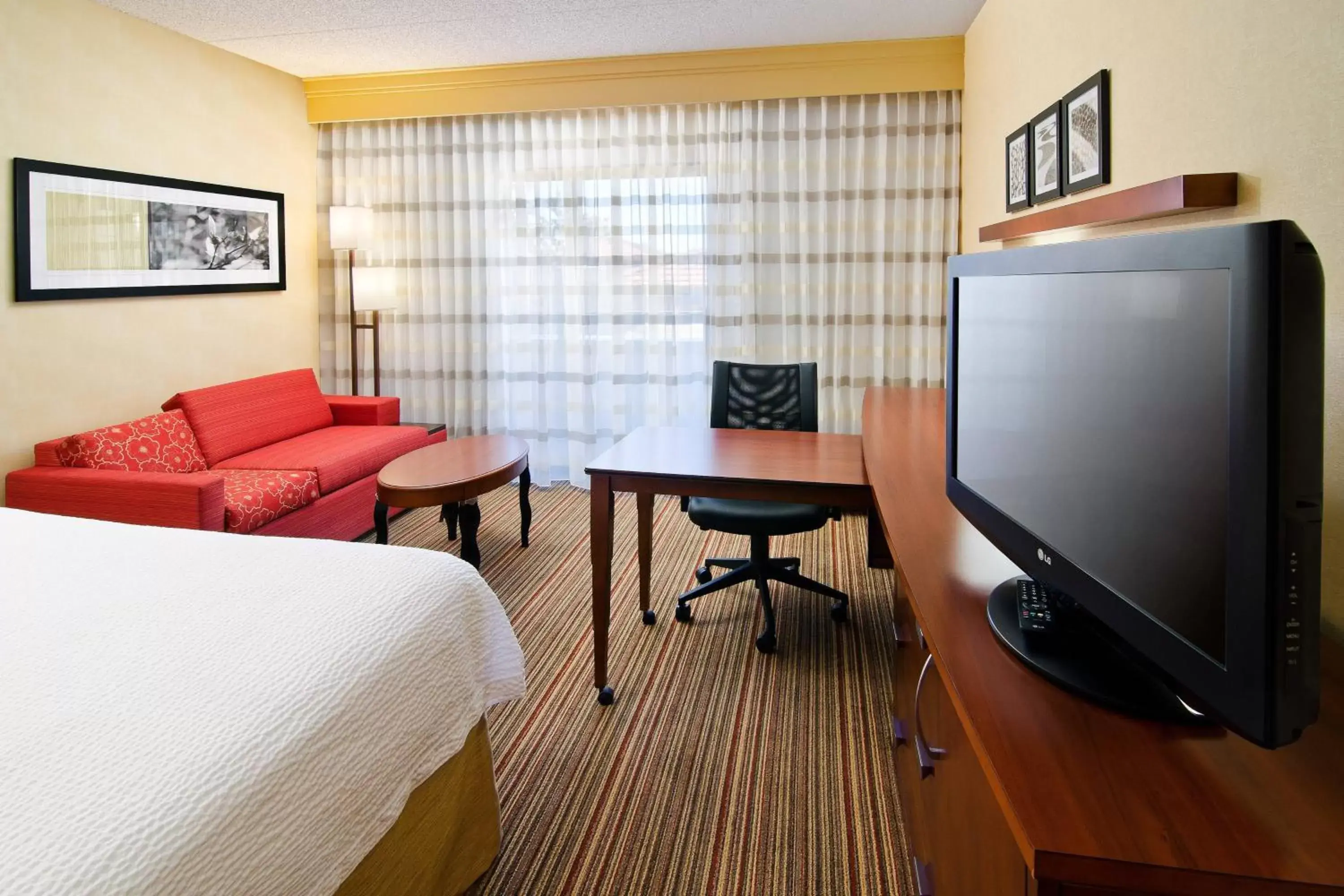 Photo of the whole room, TV/Entertainment Center in Courtyard by Marriott Albuquerque Airport
