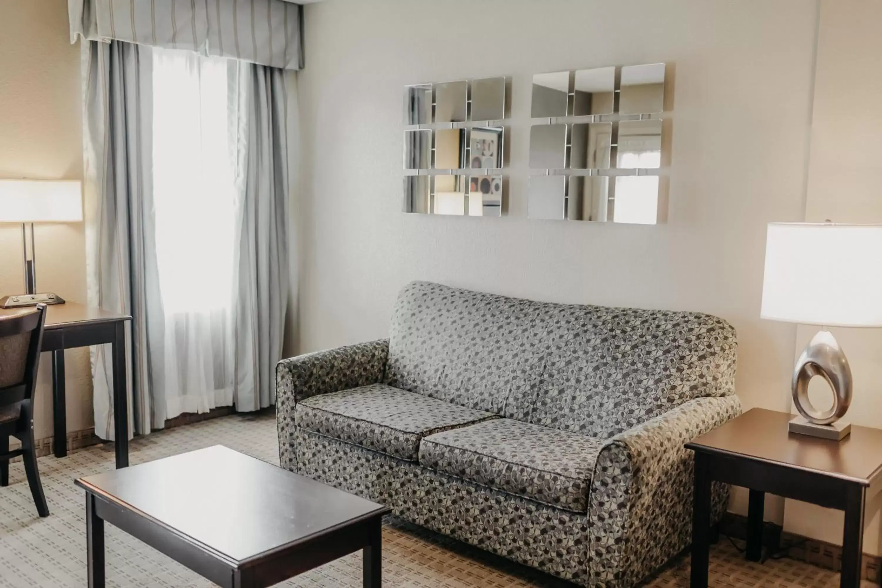 Living room, Seating Area in Eastland Suites Hotel & Conference Center