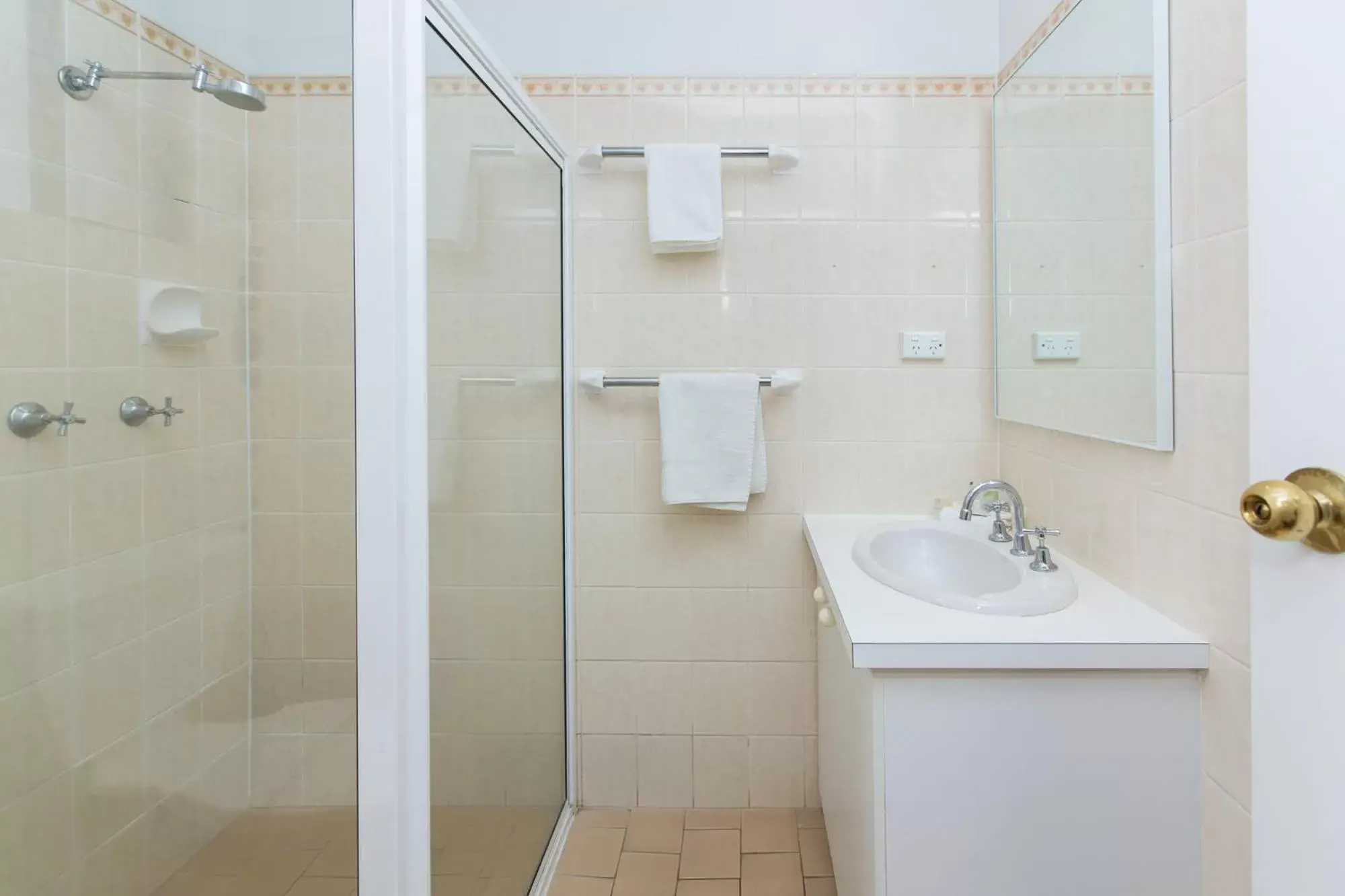 Bathroom in Lincoln Cottage Motor Inn