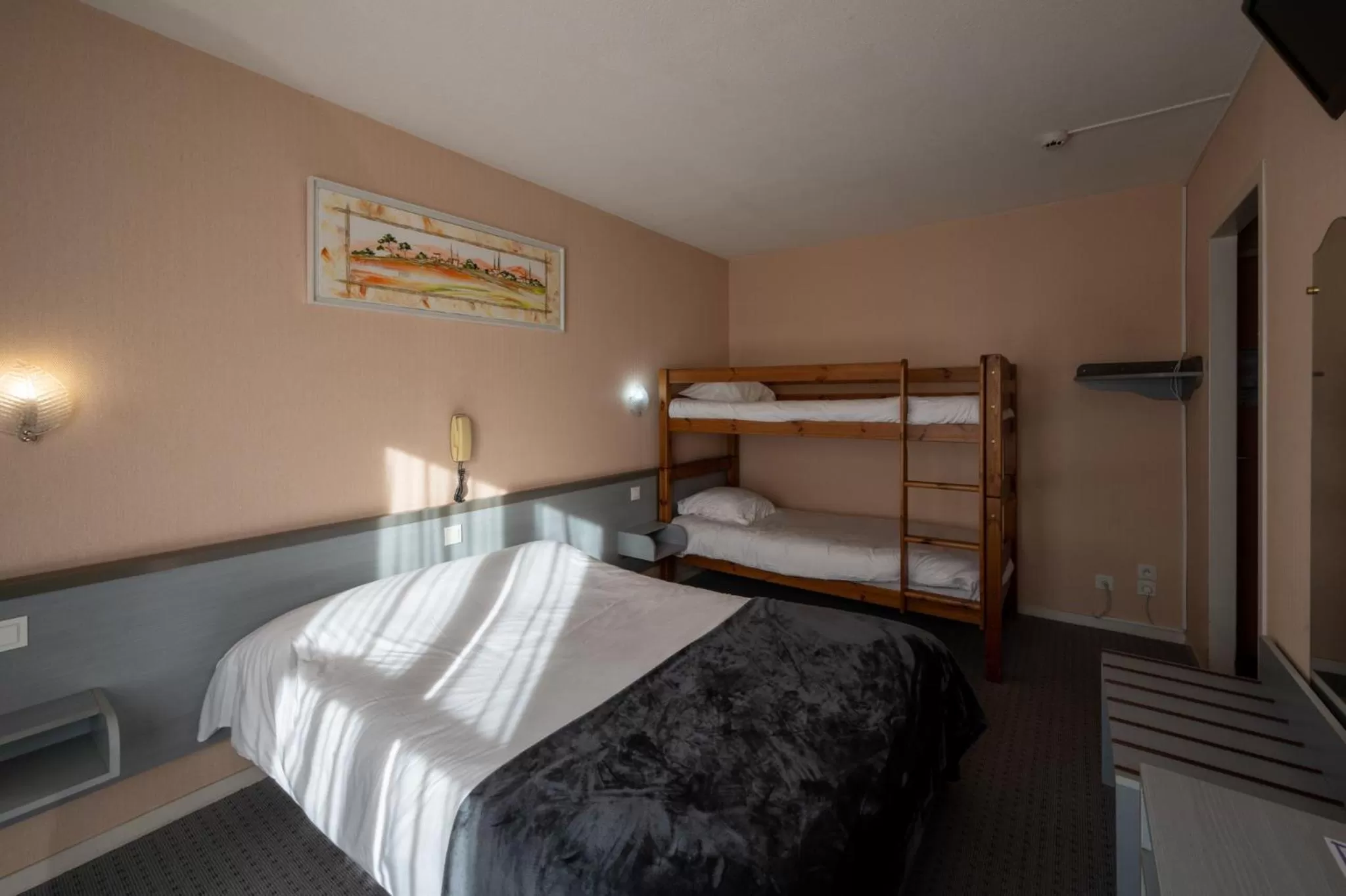 Bed in Hôtel du Soleil Levant