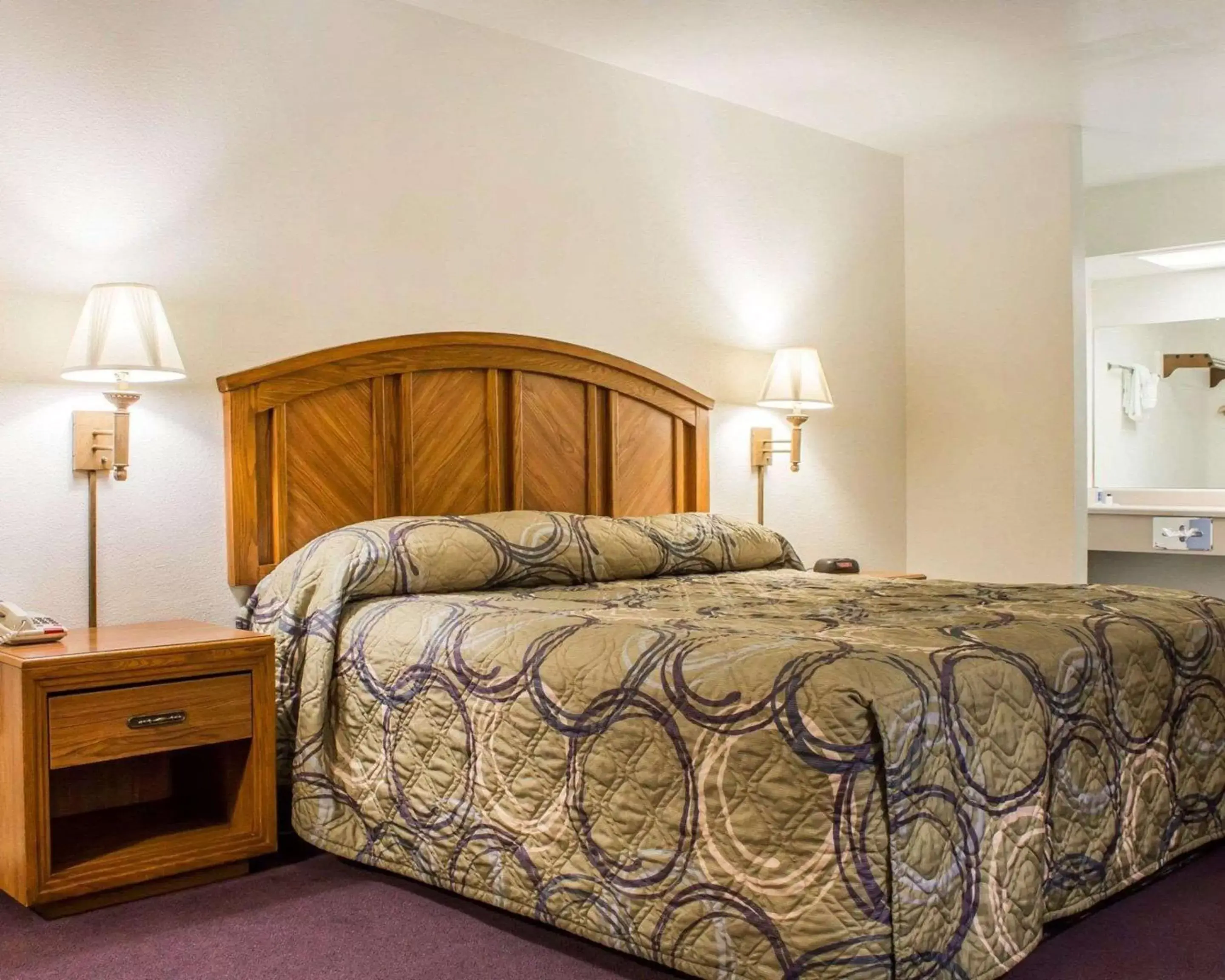 Photo of the whole room, Bed in Rodeway Inn Silver Creek Inn