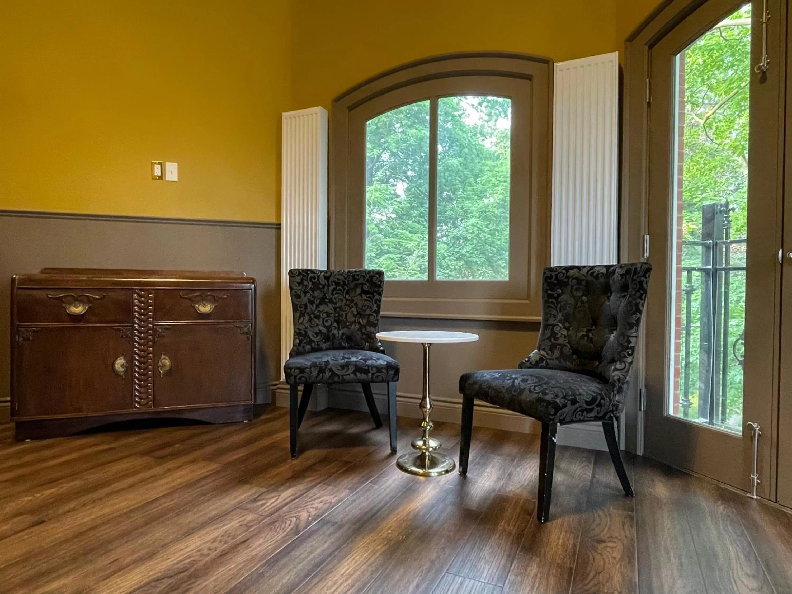 Seating Area in Niagara Grandview Boutique Hotel