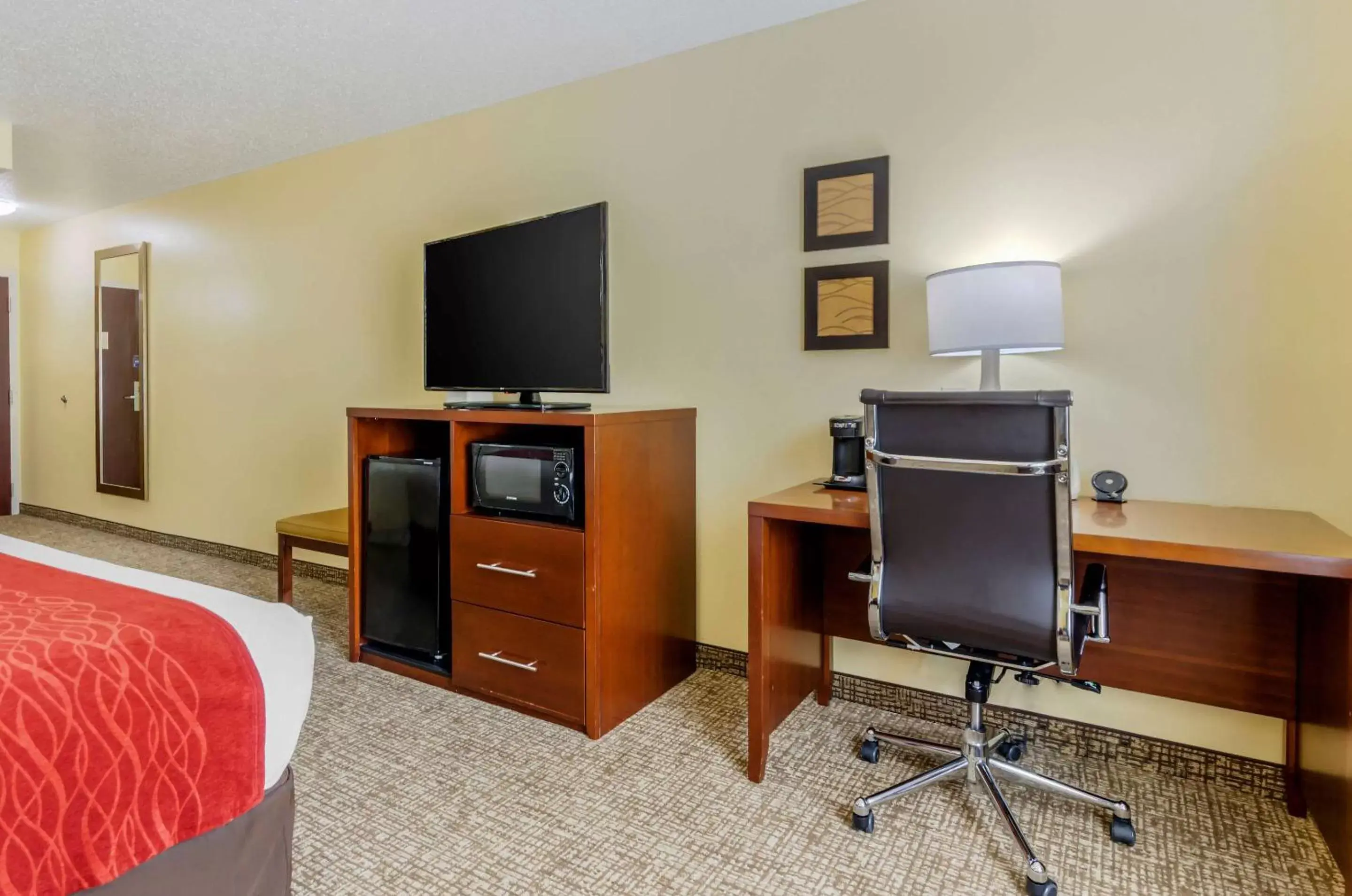 Photo of the whole room, TV/Entertainment Center in Comfort Inn & Suites Hillsville I-77