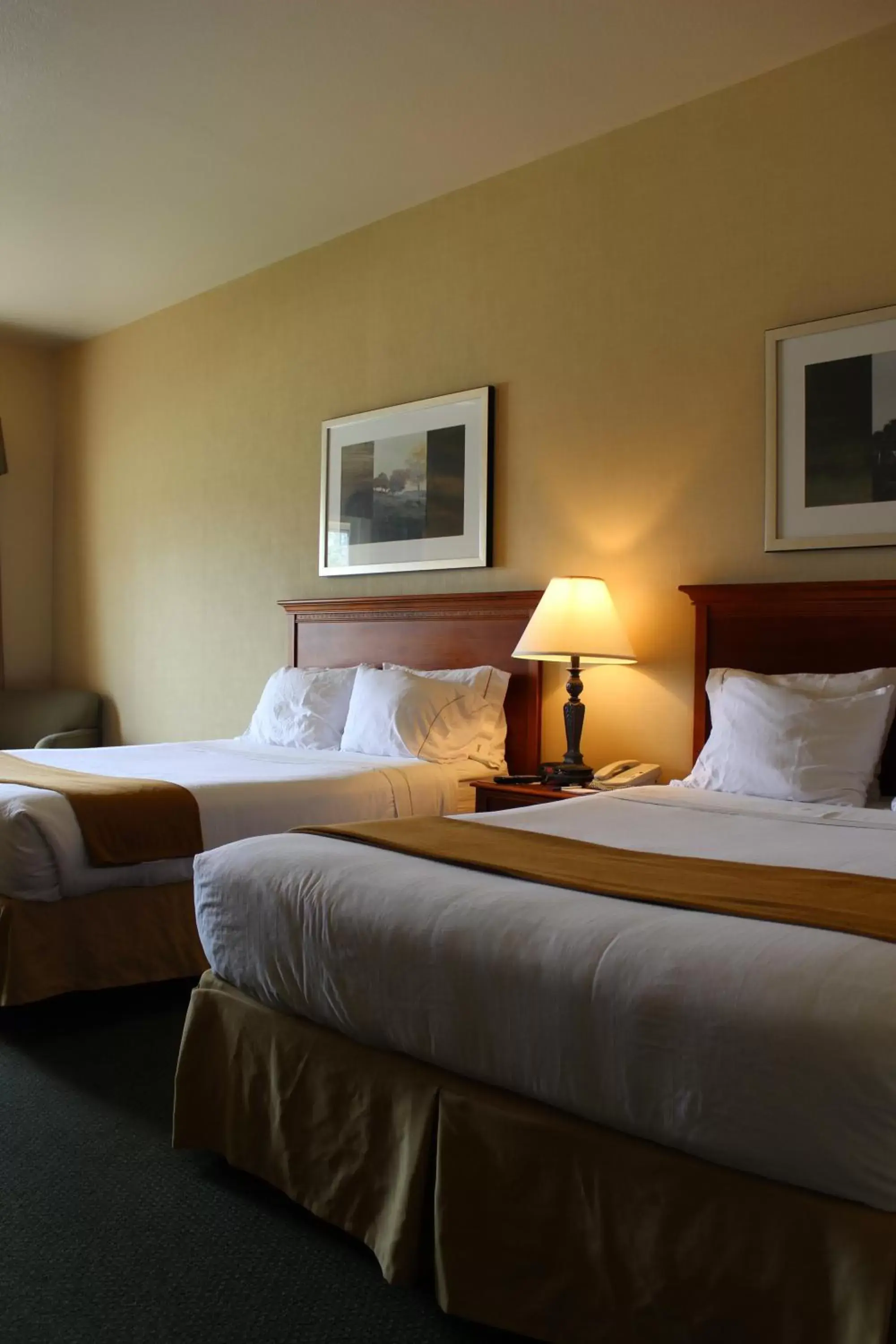 Bed in Holiday Inn Express Tehachapi, an IHG Hotel