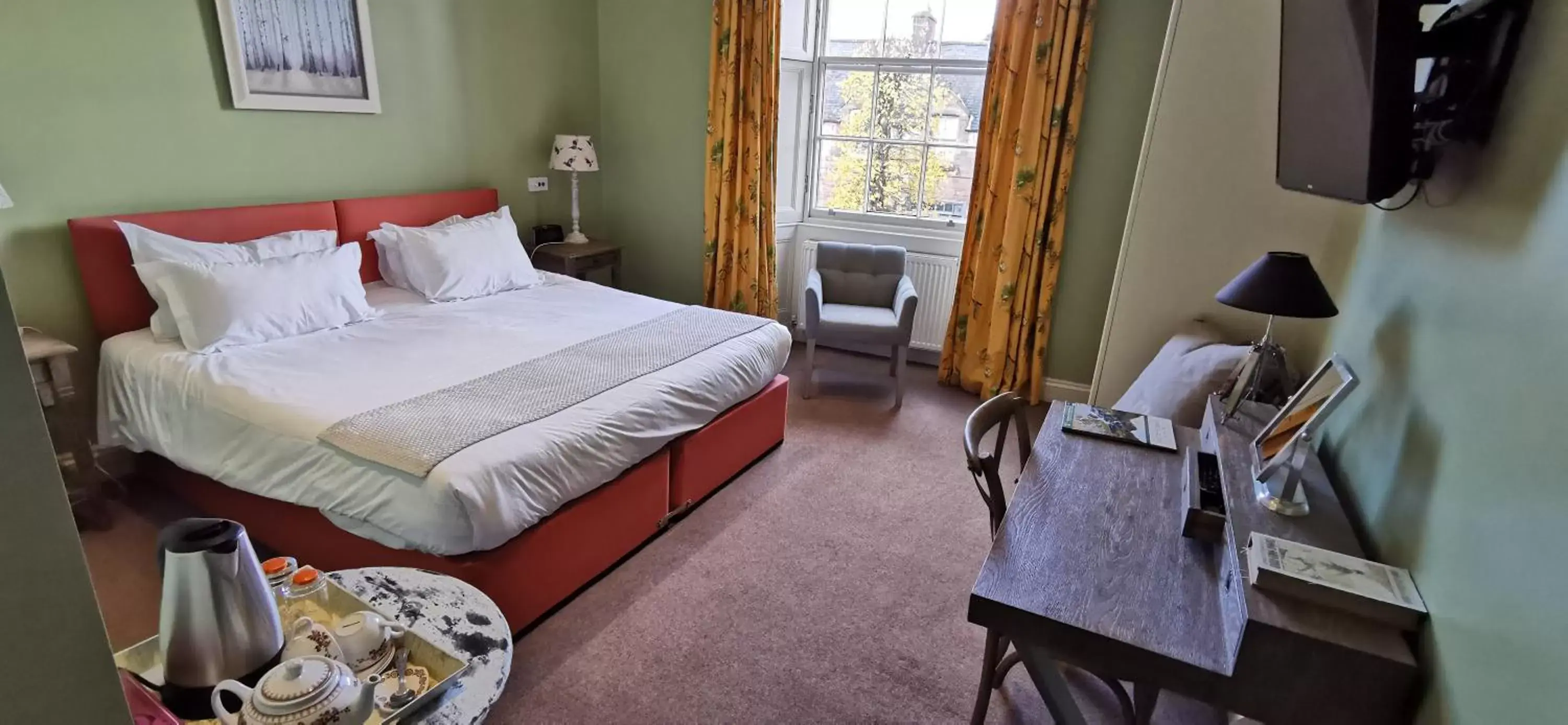 Bedroom, Bed in Buccleuch and Queensberry Arms Hotel