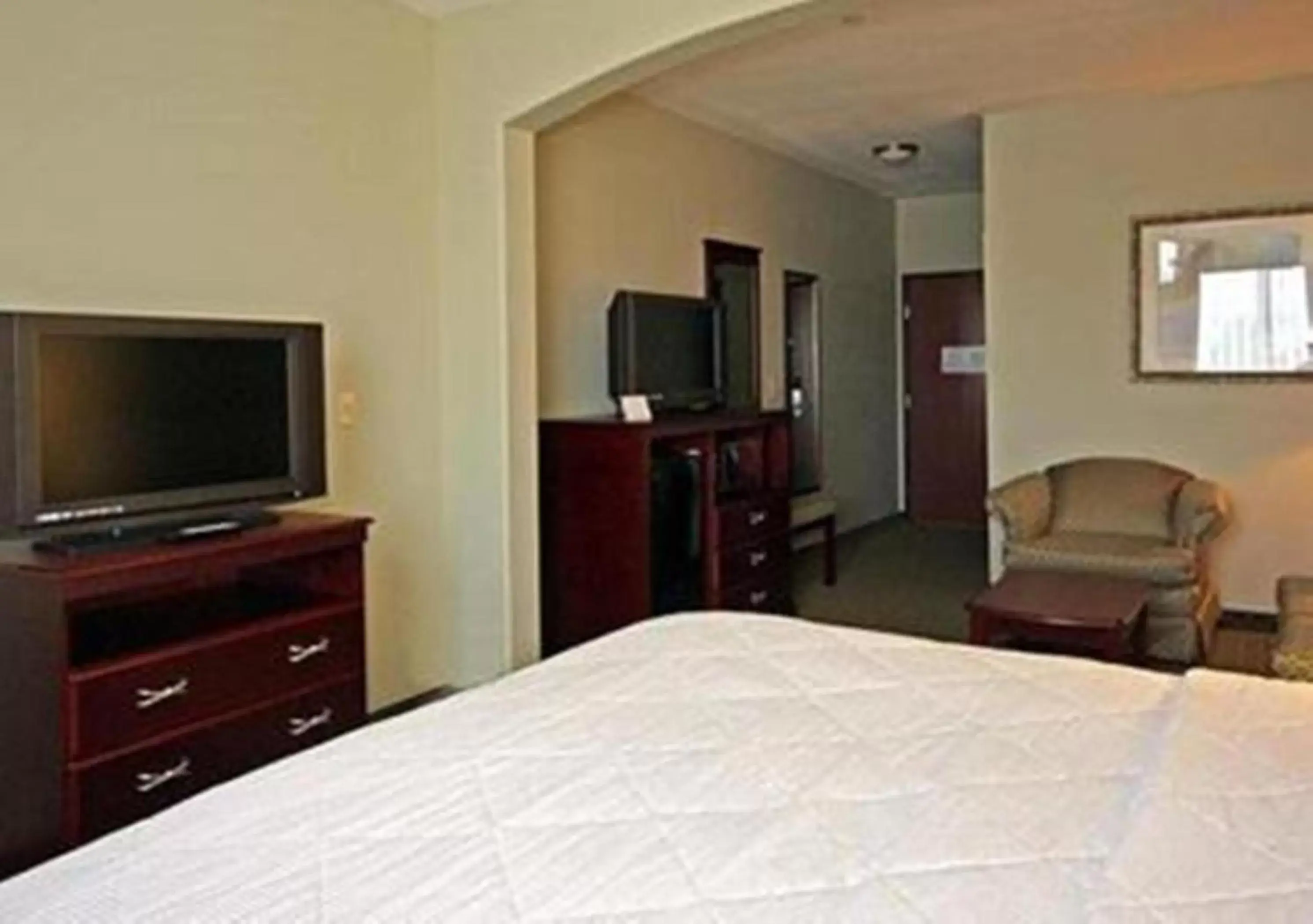 TV/Entertainment Center in Heritage Inn and Suites