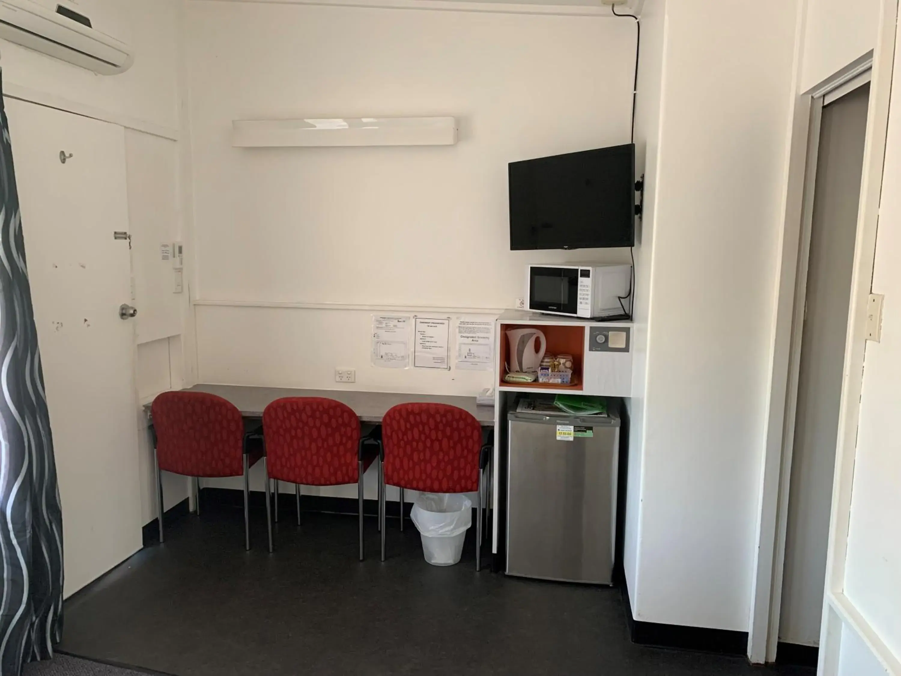 Seating area, TV/Entertainment Center in Arkana Motel