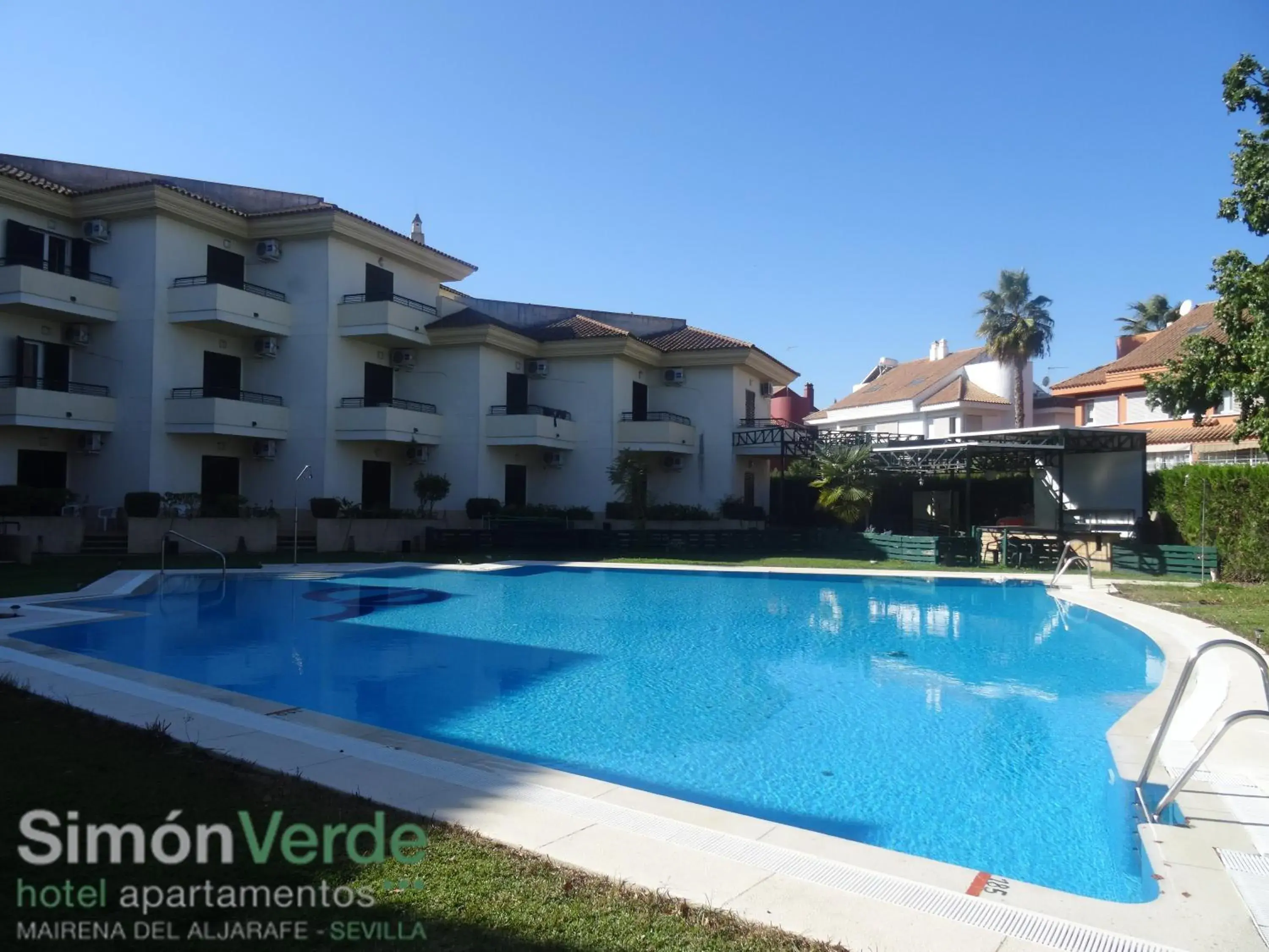 Swimming pool, Property Building in Hospedium Hotel Apartamentos Simón Verde