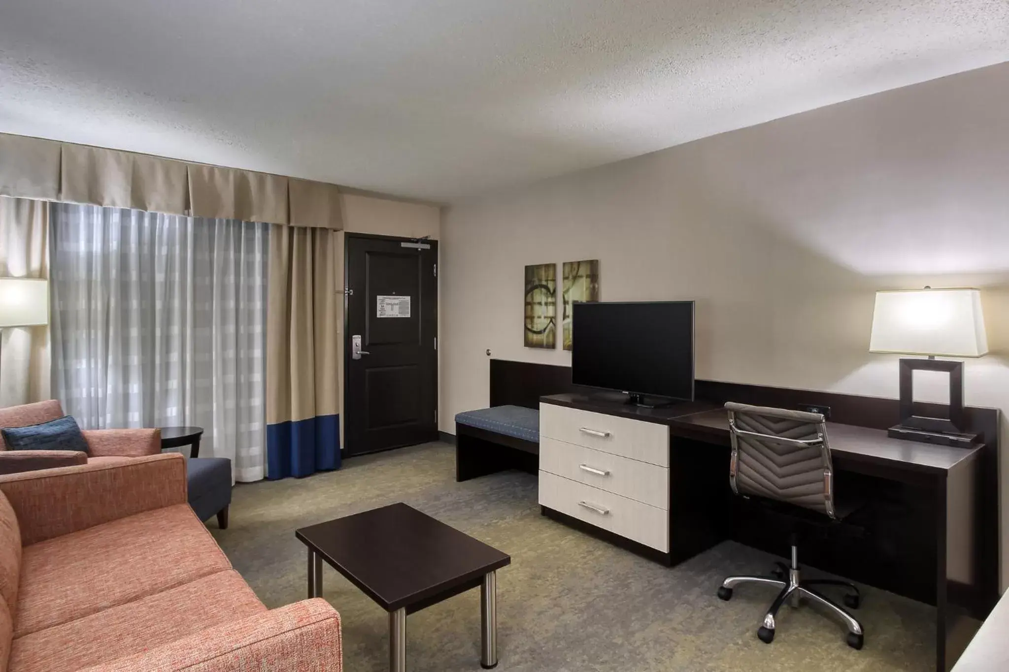 Photo of the whole room, TV/Entertainment Center in Holiday Inn & Suites Atlanta Airport North, an IHG Hotel