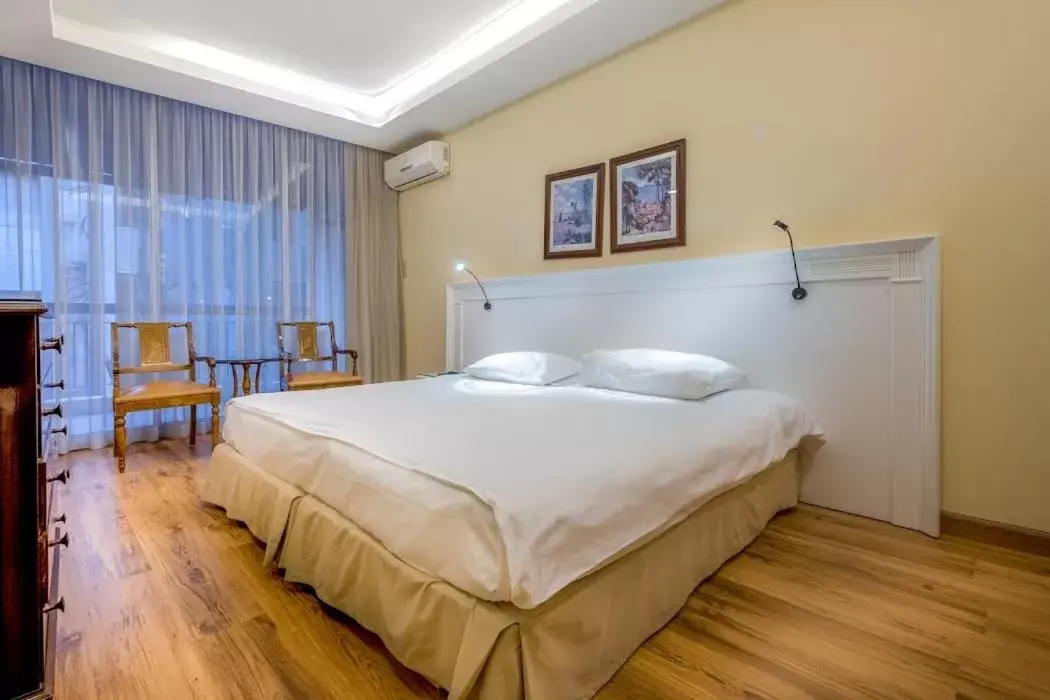 Bedroom, Bed in The Mayflower Hotel Bedroom, Bed in The Mayflower Hotel