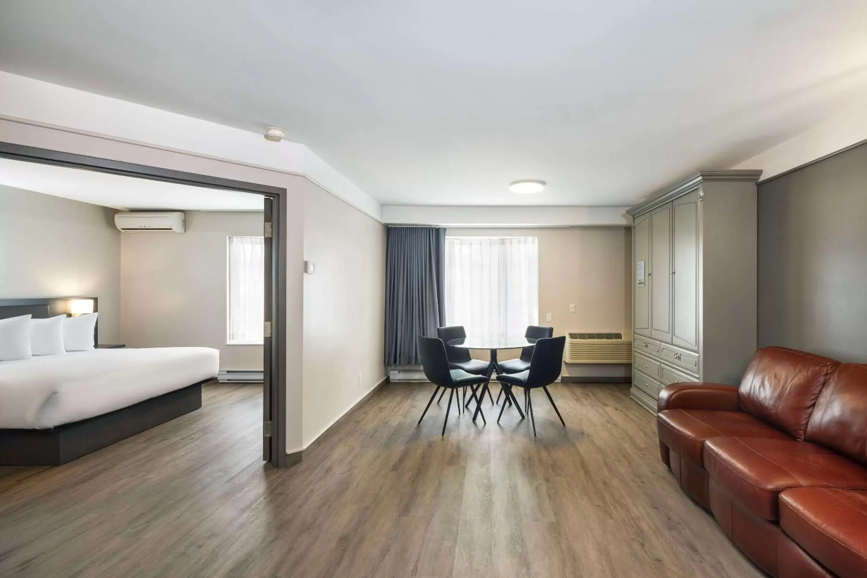 Bedroom, Seating Area in Les Suites de Laviolette Ascend Hotel Collection