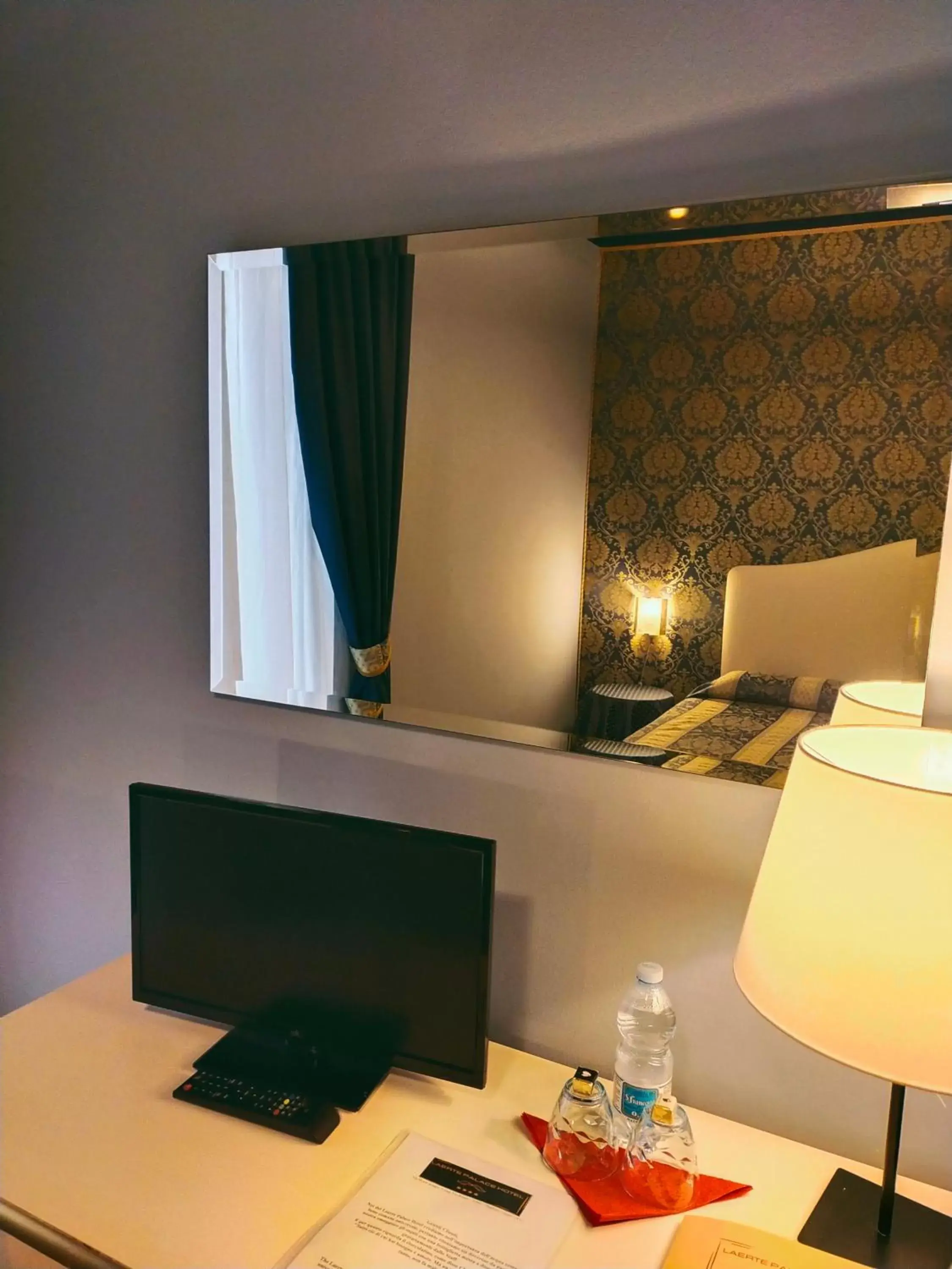 Bedroom, TV/Entertainment Center in LAERTE PALACE HOTEL