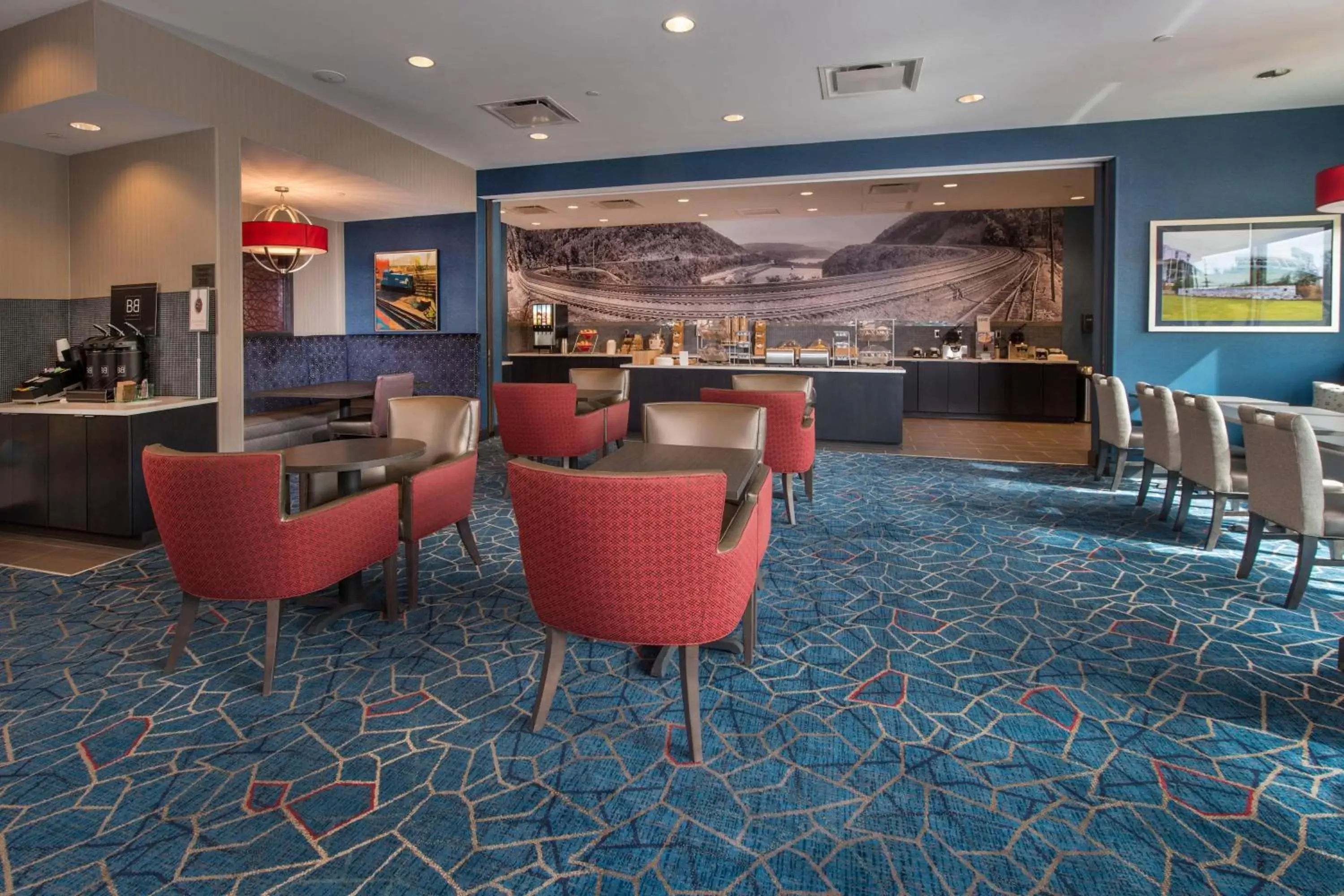 Breakfast, Lounge/Bar in TownePlace Suites by Marriott Altoona