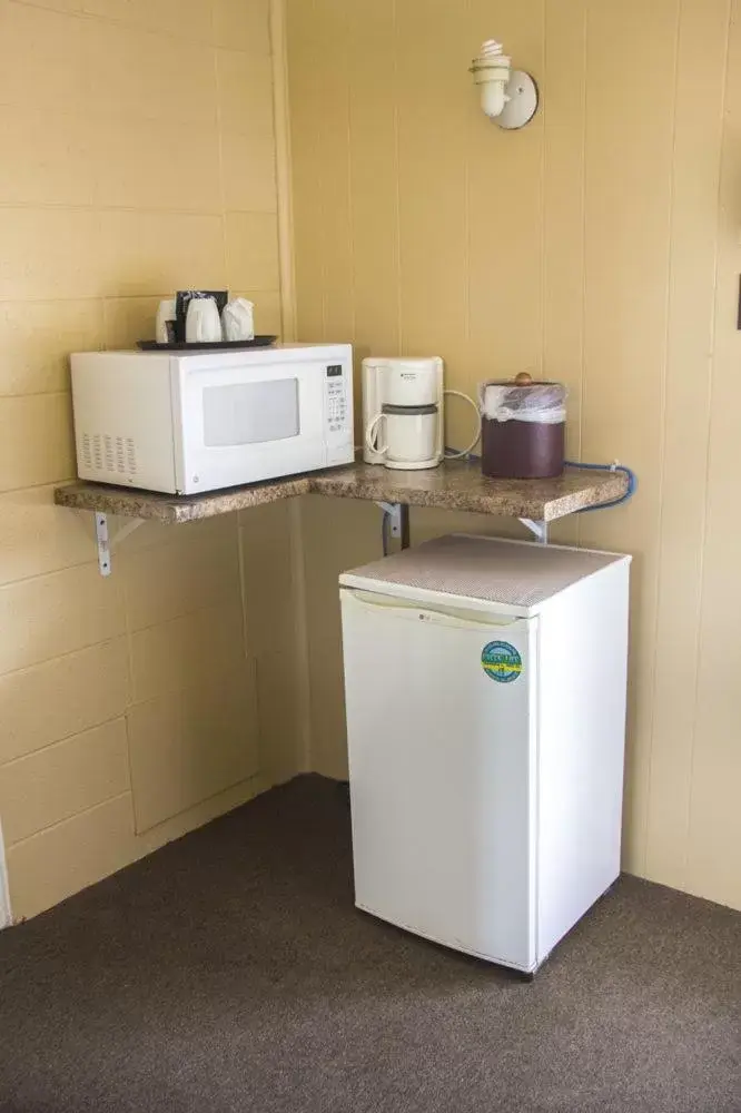 Coffee/tea facilities, Kitchen/Kitchenette in Riverview Motel