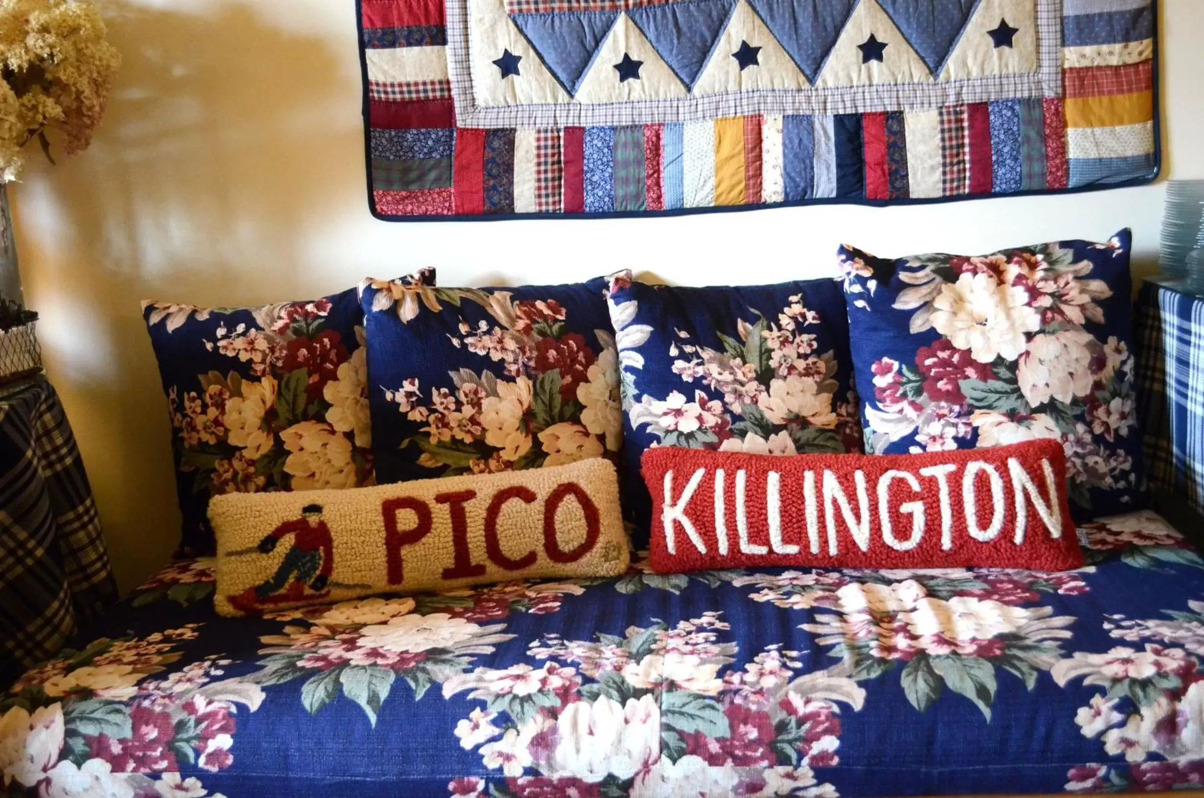 Communal lounge/ TV room, Bed in Greenbrier Inn Killington Communal lounge/ TV room, Bed in Greenbrier Inn Killington