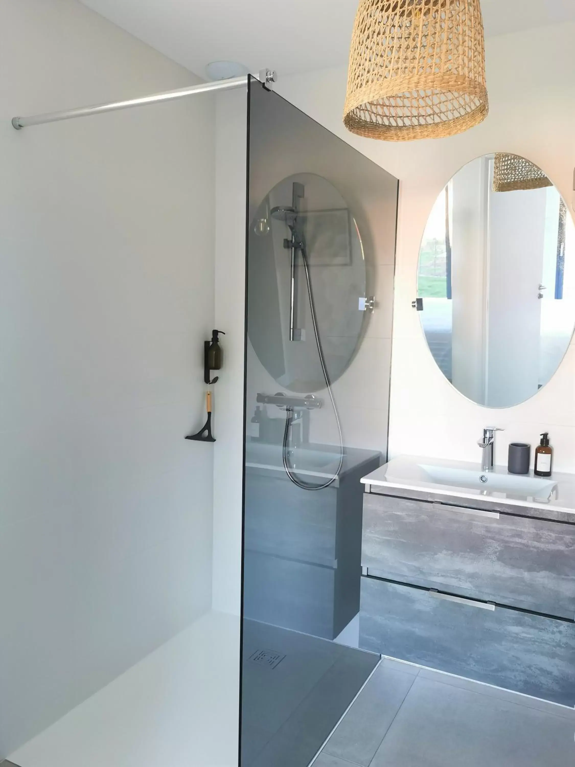 Shower, Bathroom in Au Jardin des Deux Roches