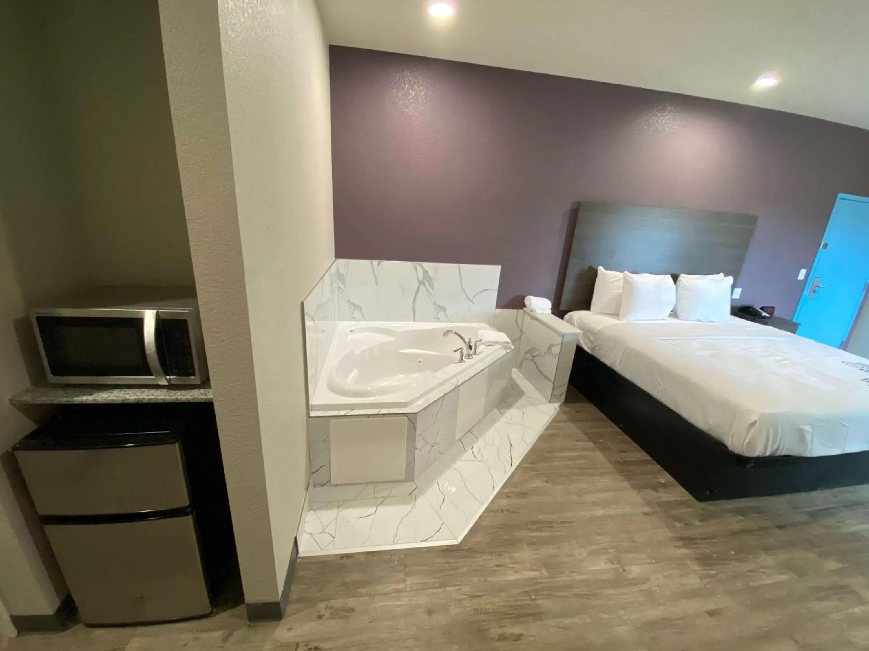 Hot Tub, Bed in SureStay Plus Hotel by Best Western Ada