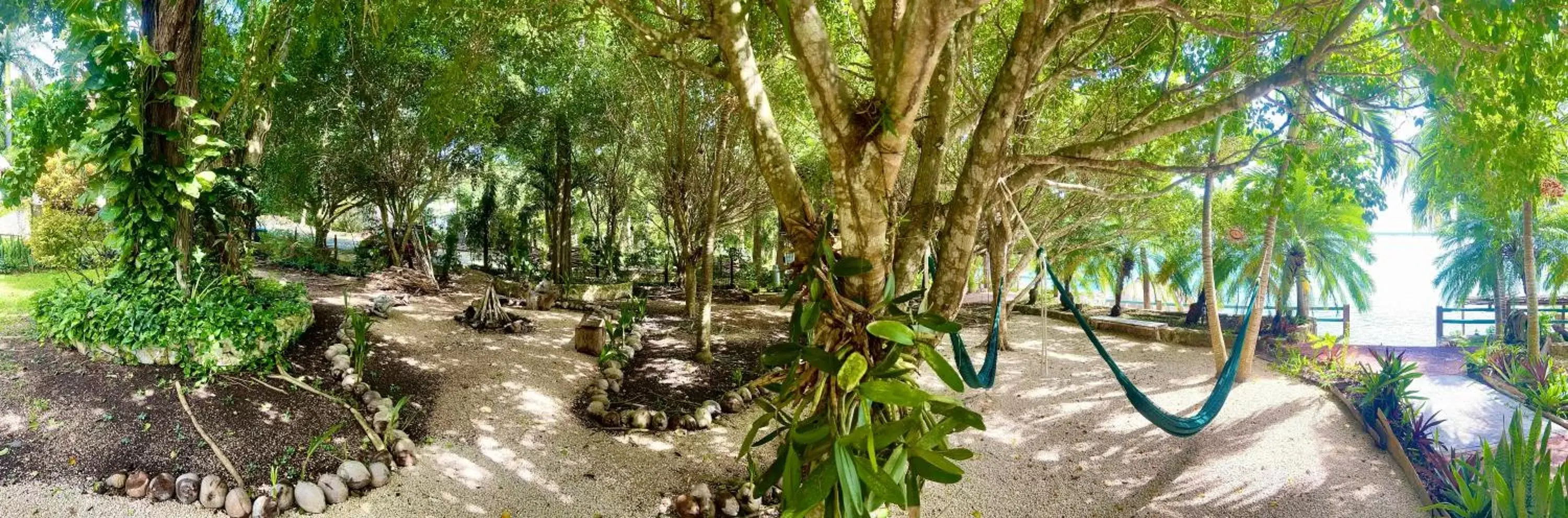 Bungalow with Garden View in Villa Santuario Lake front Oasis