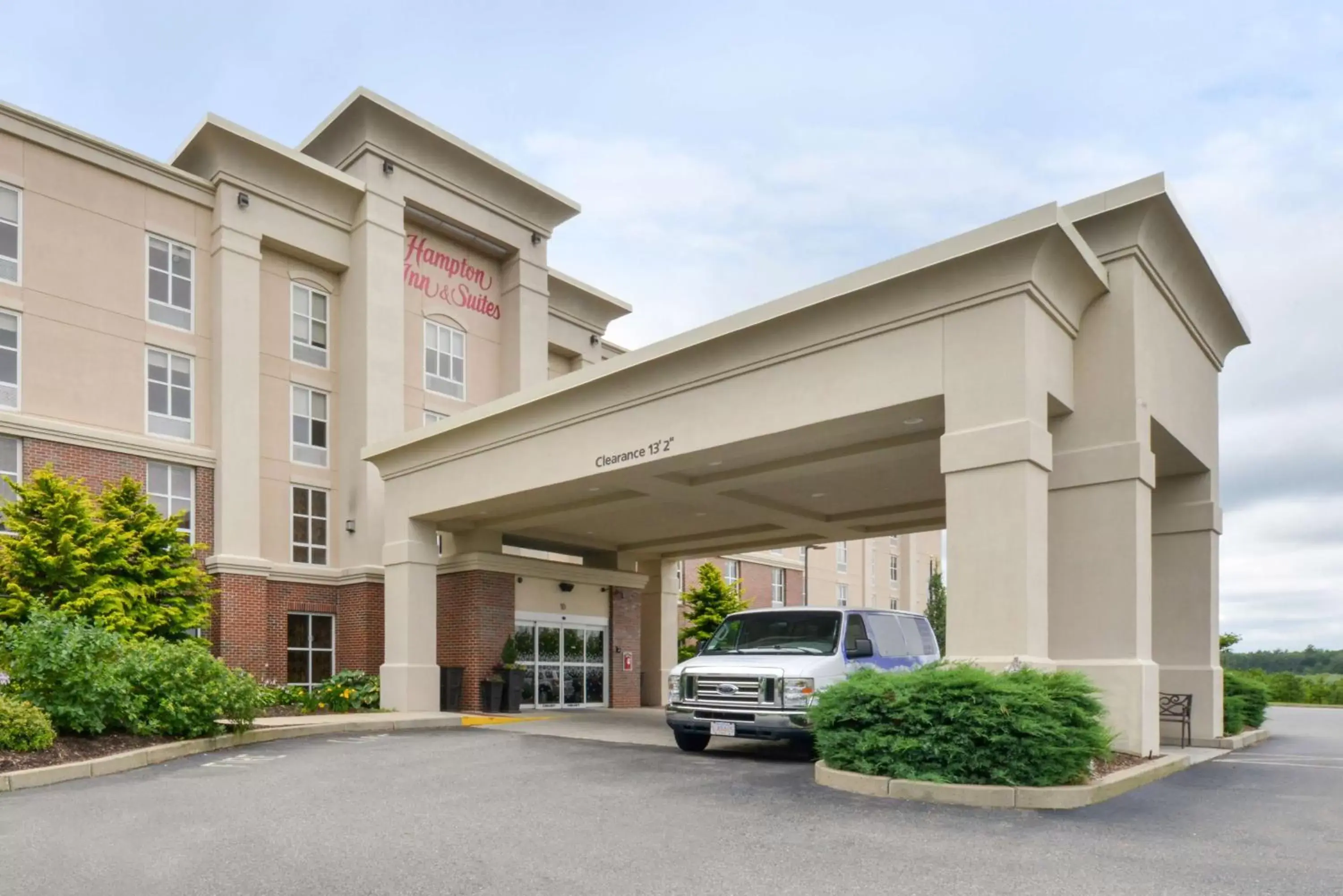 Property Building in Hampton Inn & Suites by Hilton Plymouth