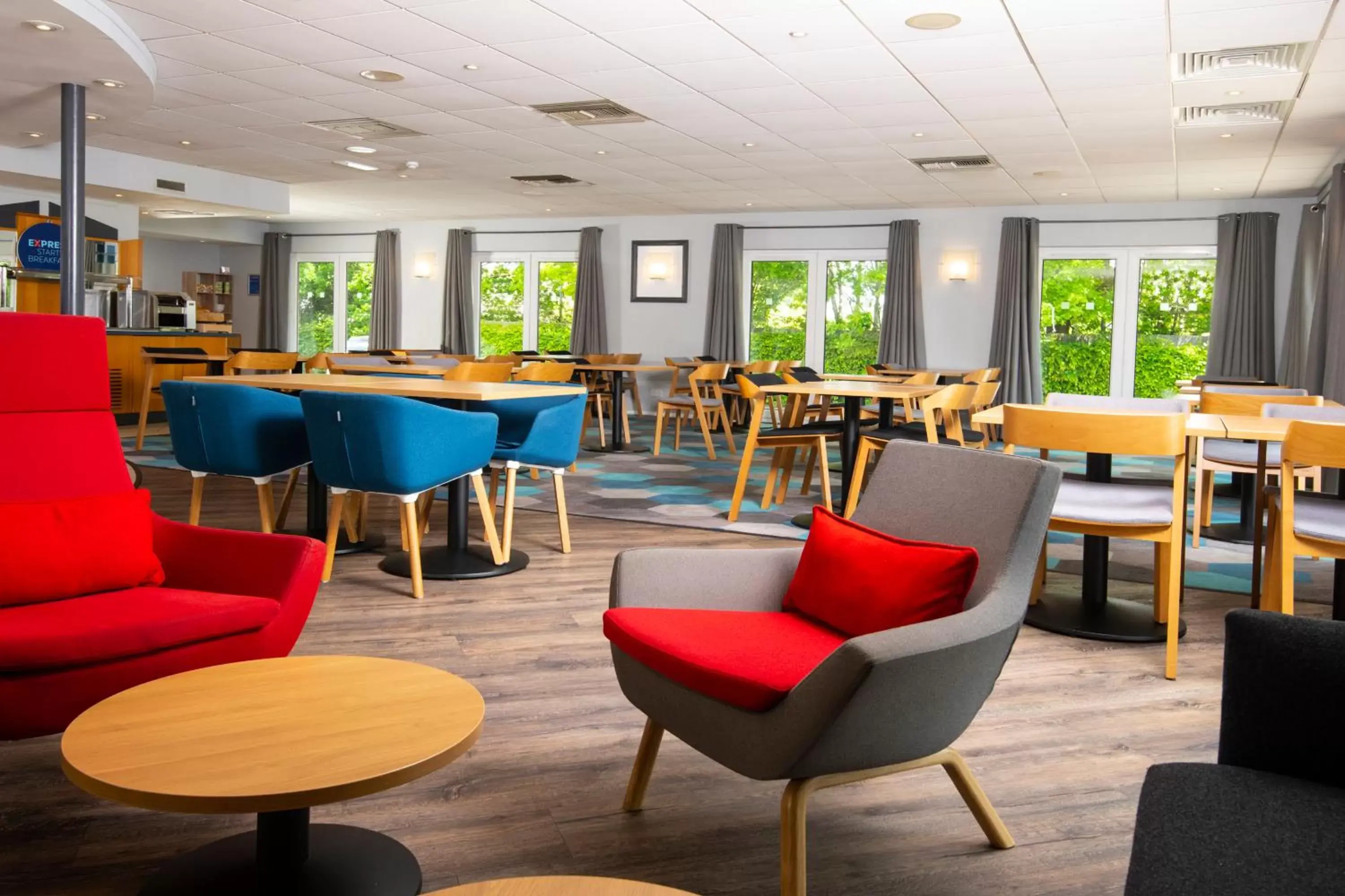 Lobby or reception, Restaurant/Places to Eat in Holiday Inn Express Peterborough, an IHG Hotel