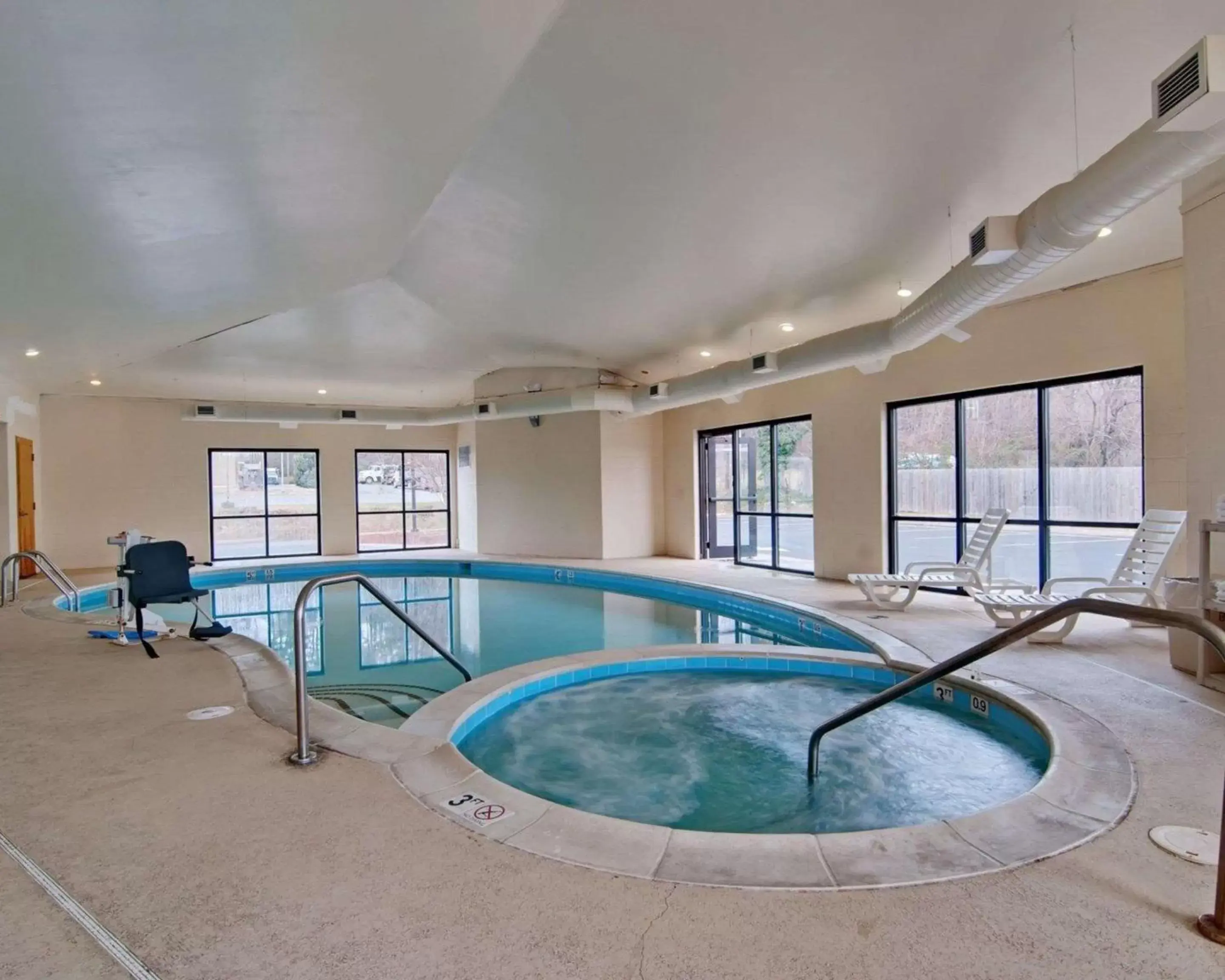 Swimming Pool in Comfort Suites Salem-Roanoke I-81