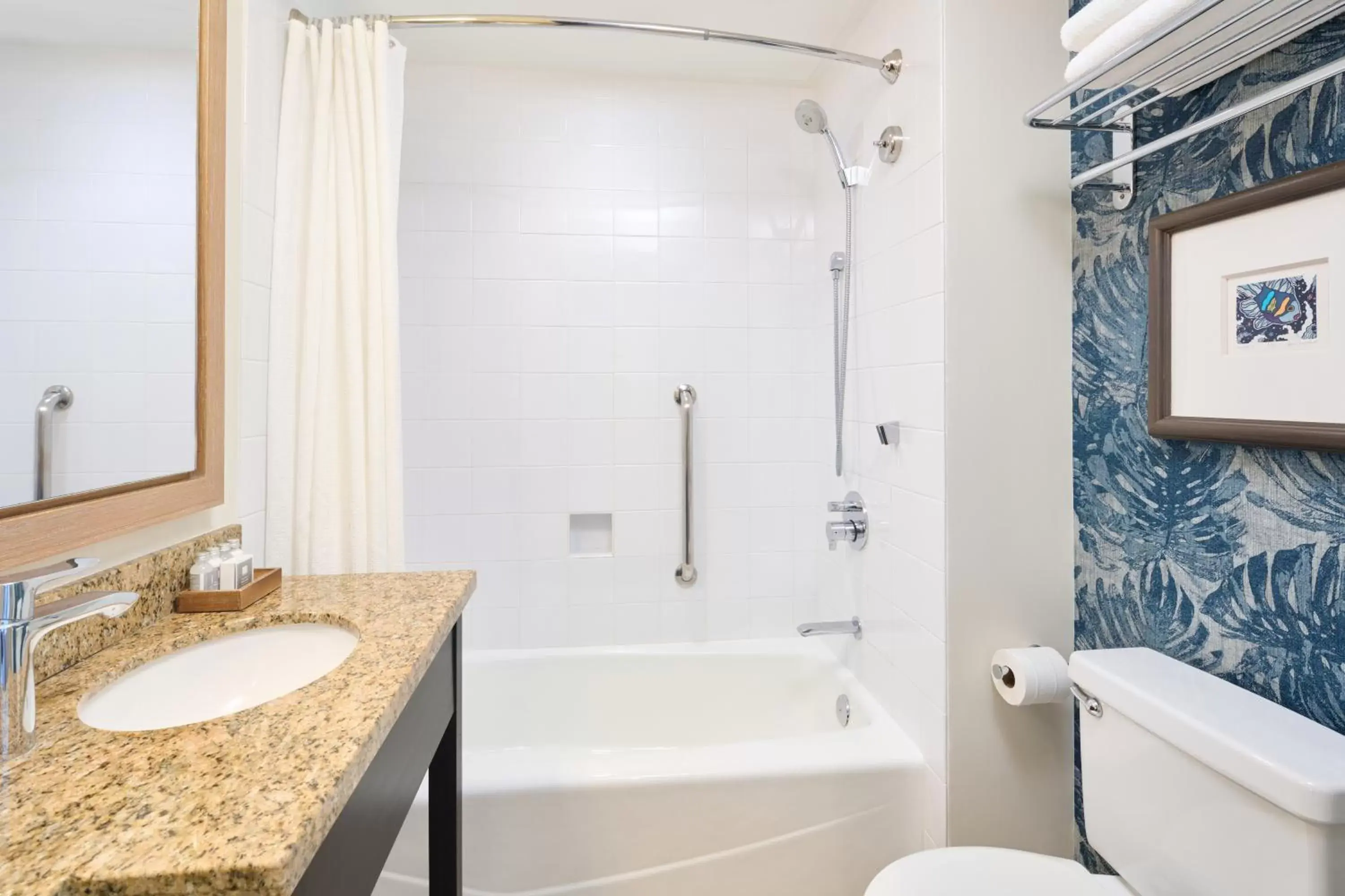 Shower, Bathroom in Kaimana Beach Hotel